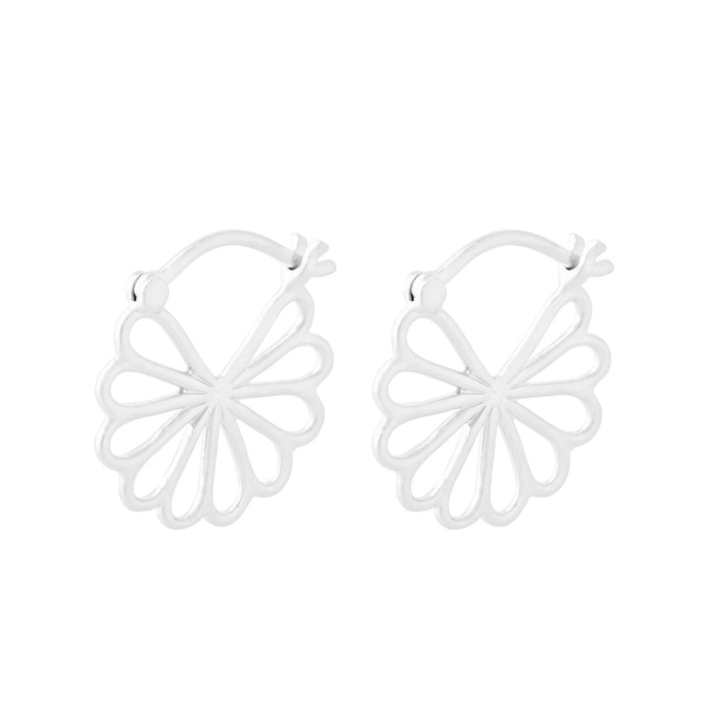 Frontansicht Small Bellis Ohrstecker Silber – zeitloser Schmuck von Pernille Corydon