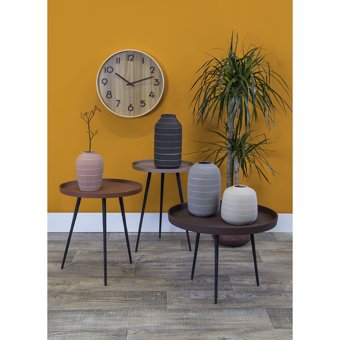 Wanduhr Pure Medium von Karlsson im modernen Büro