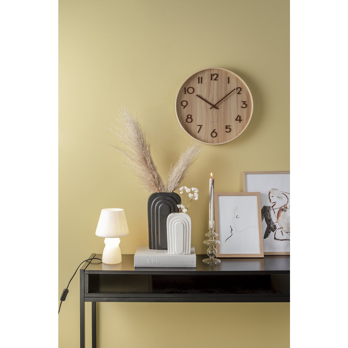 Karlsson Wanduhr Pure Medium an Wohnzimmerwand