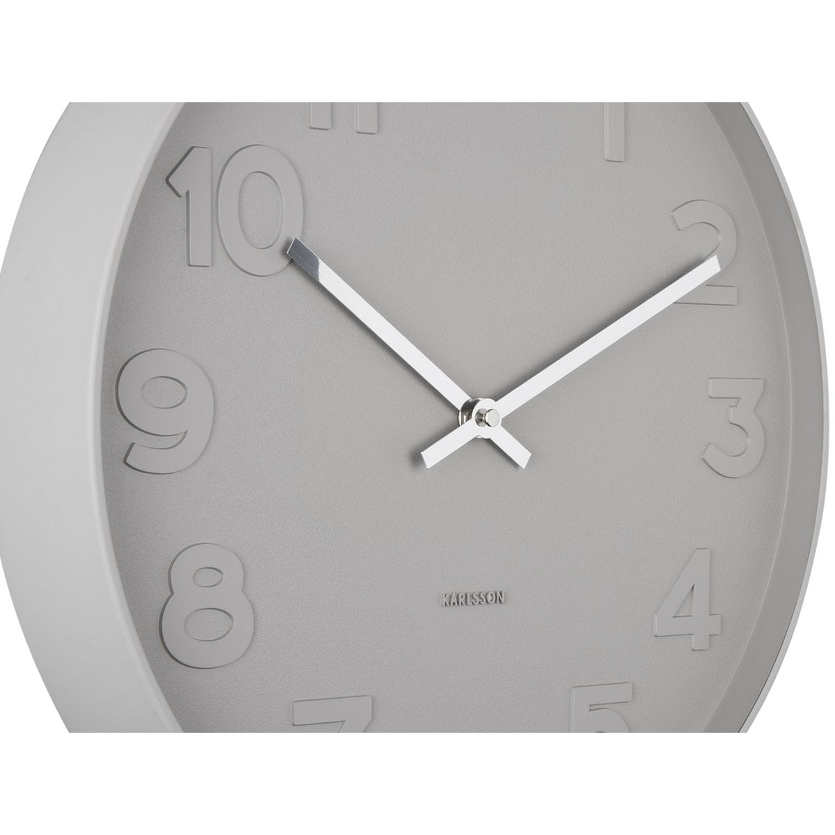Detailansicht der Zahlen und Zeiger der Karlsson Wanduhr Mr. Grey