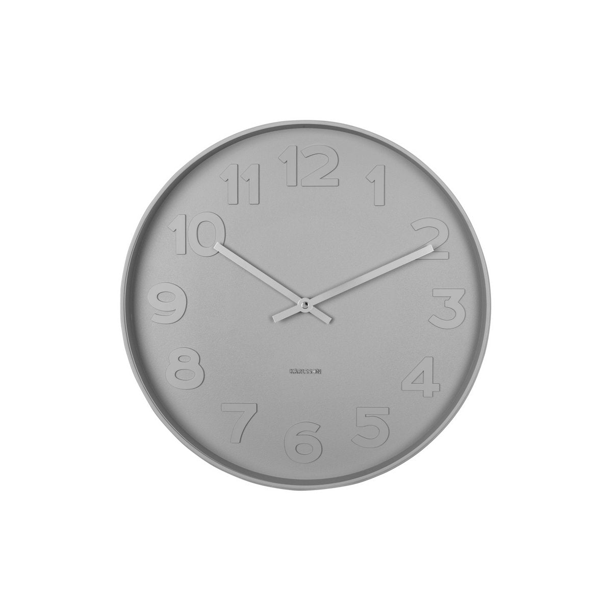 Frontansicht der Karlsson Wanduhr Mr. Grey mit klaren Zahlen, 40 cm