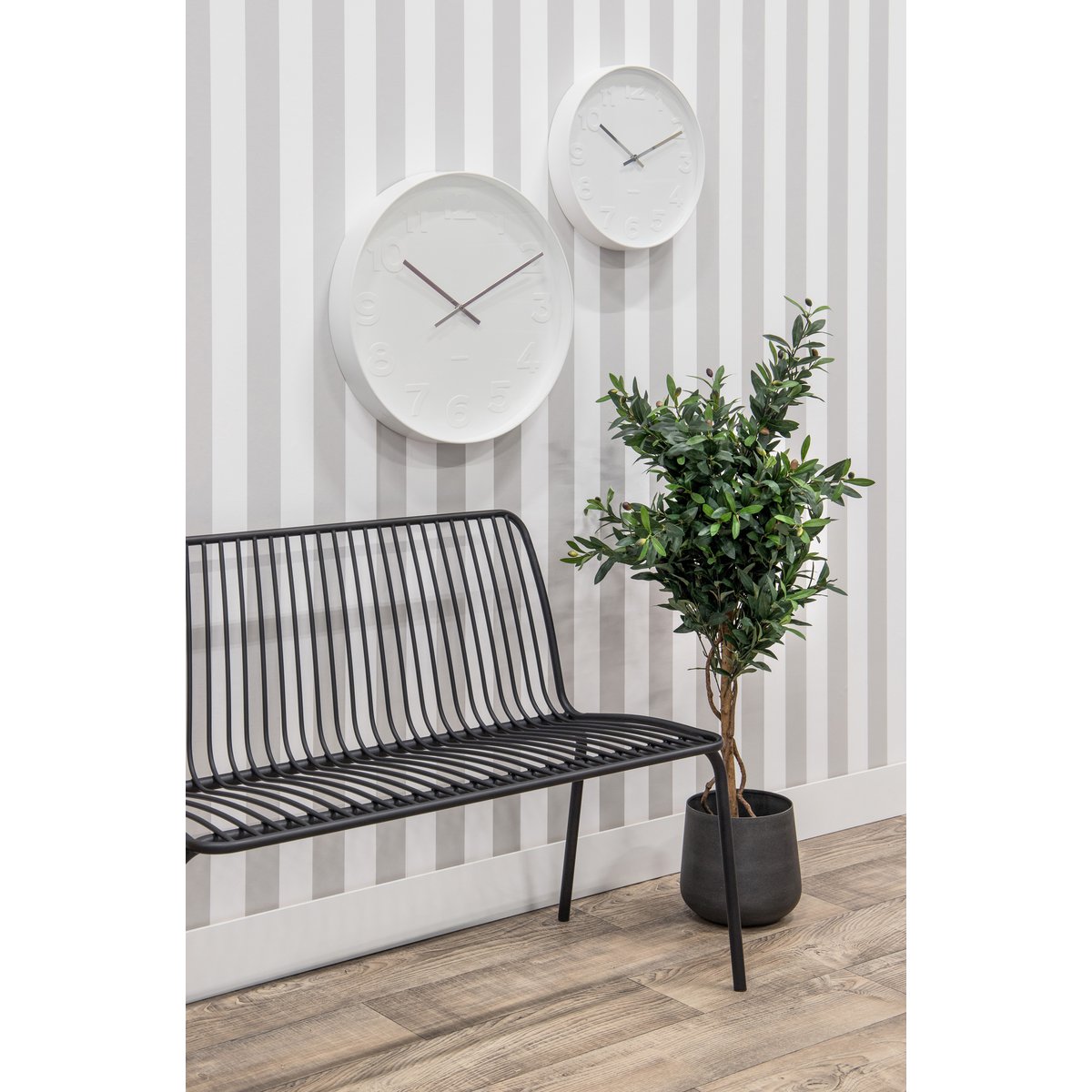 Wanduhr Mr. White groß im modernen Interieur