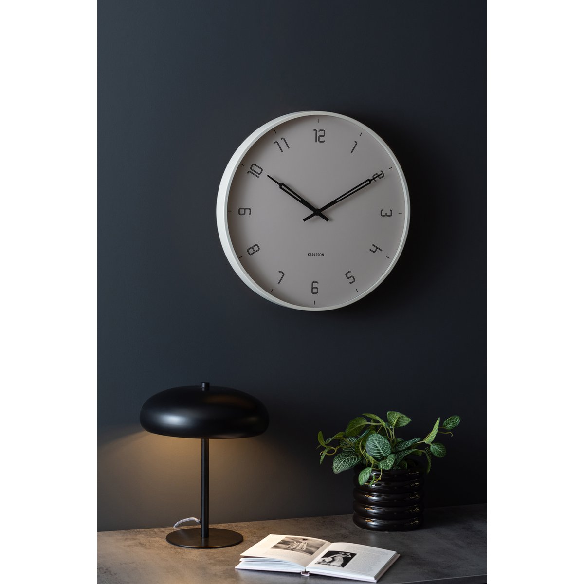 Wanduhr Stark von Karlsson im Interieur – modern, grau, minimalistisch