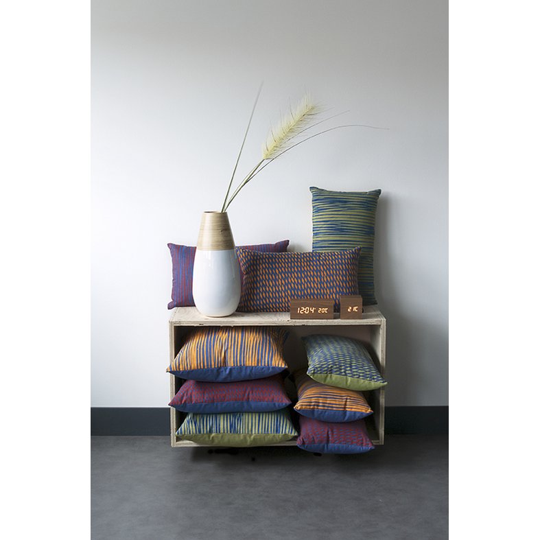 Design-Wecker Karlsson Tube als Deko im Wohnzimmer