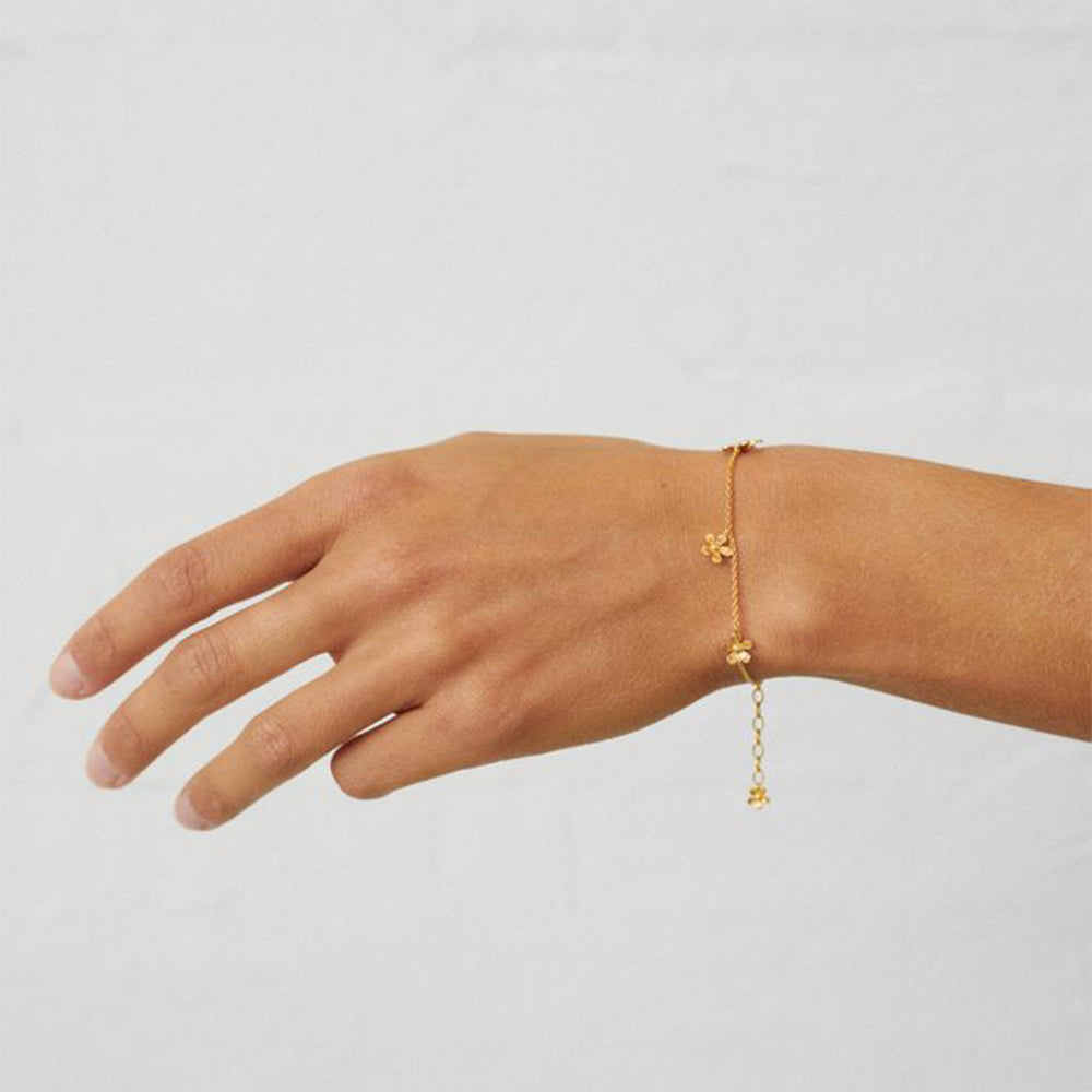 Nahaufnahme des Wild Poppy Armbands am Handgelenk eines Models