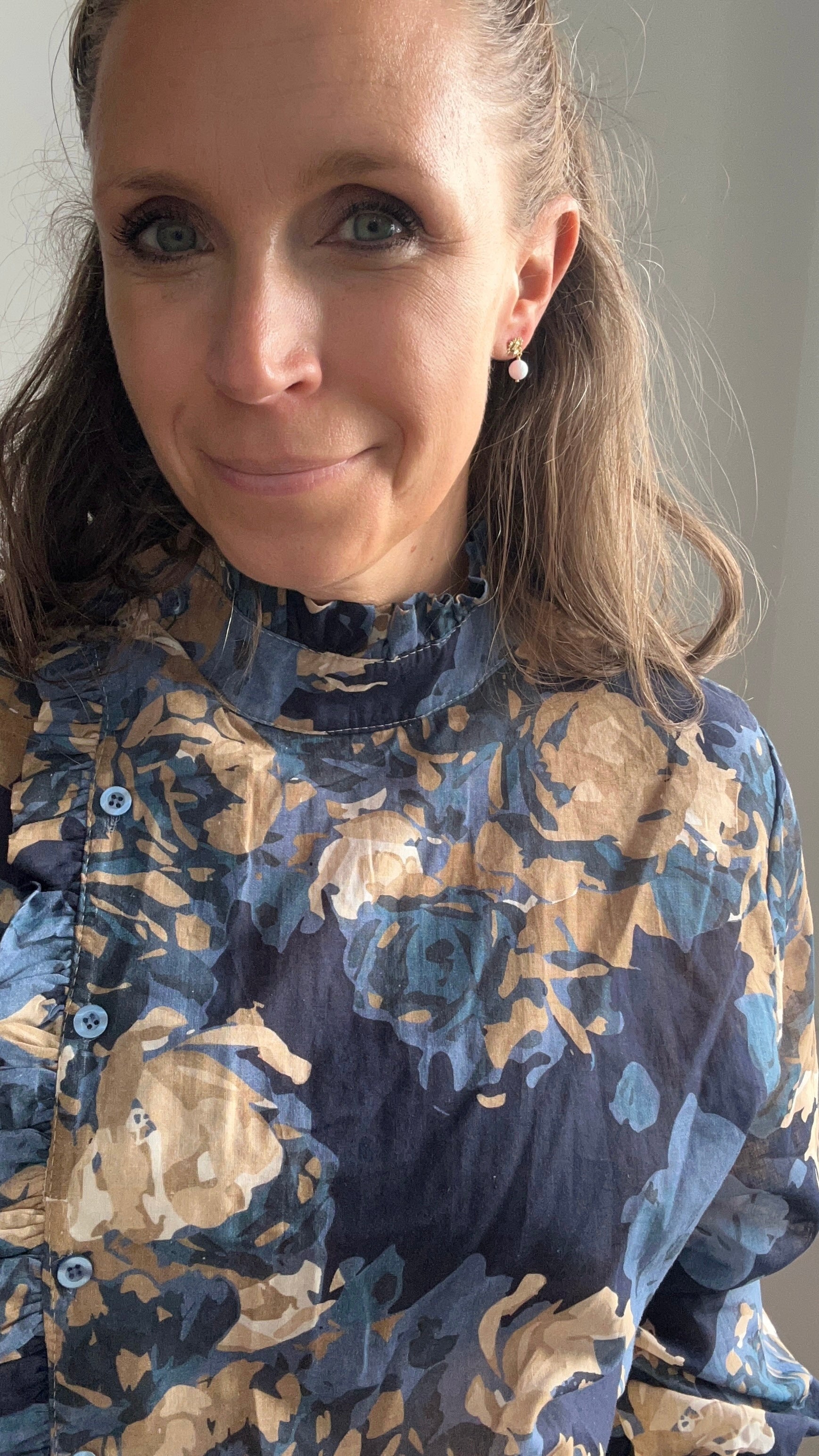 Hochgeschlossene Bluse mit Blumenmuster