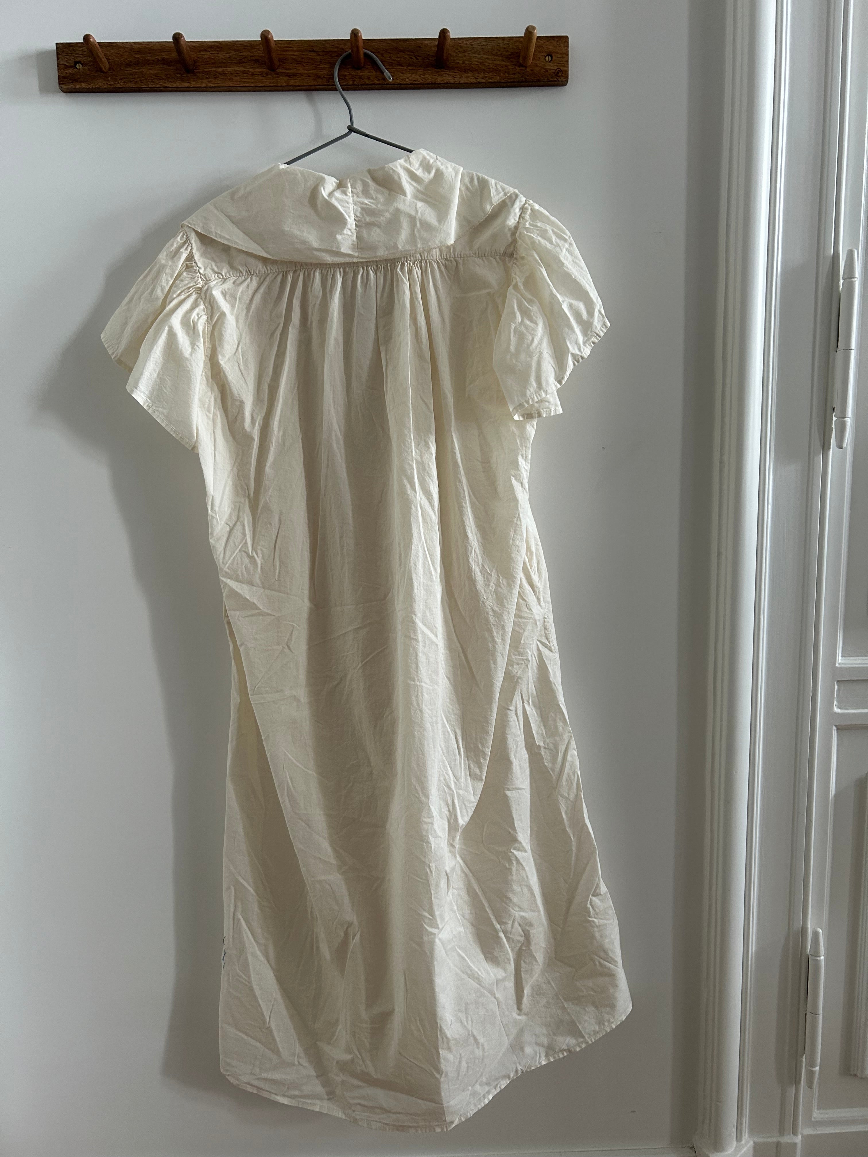 Langes Kleid mit Rüschen creme