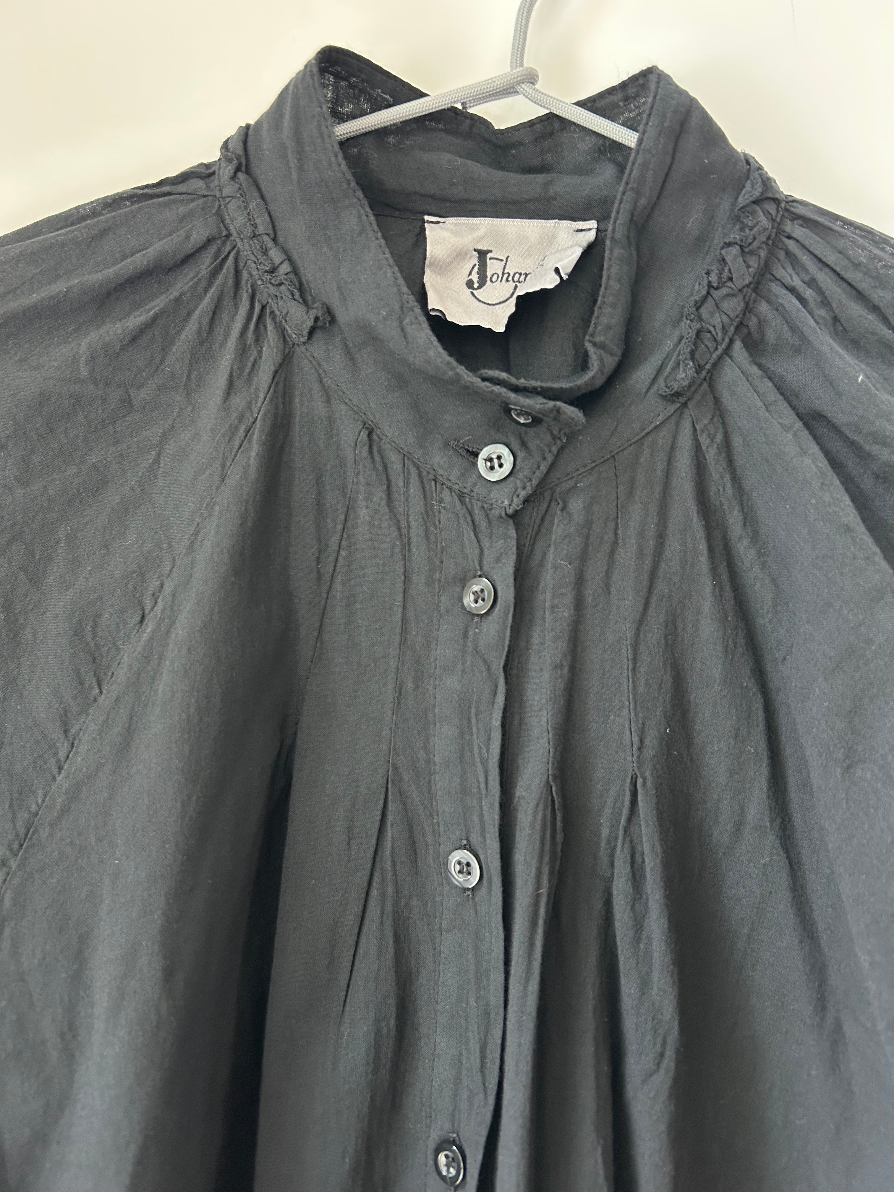 Baumwollbluse mit raffiniertem Kragen - schwarz