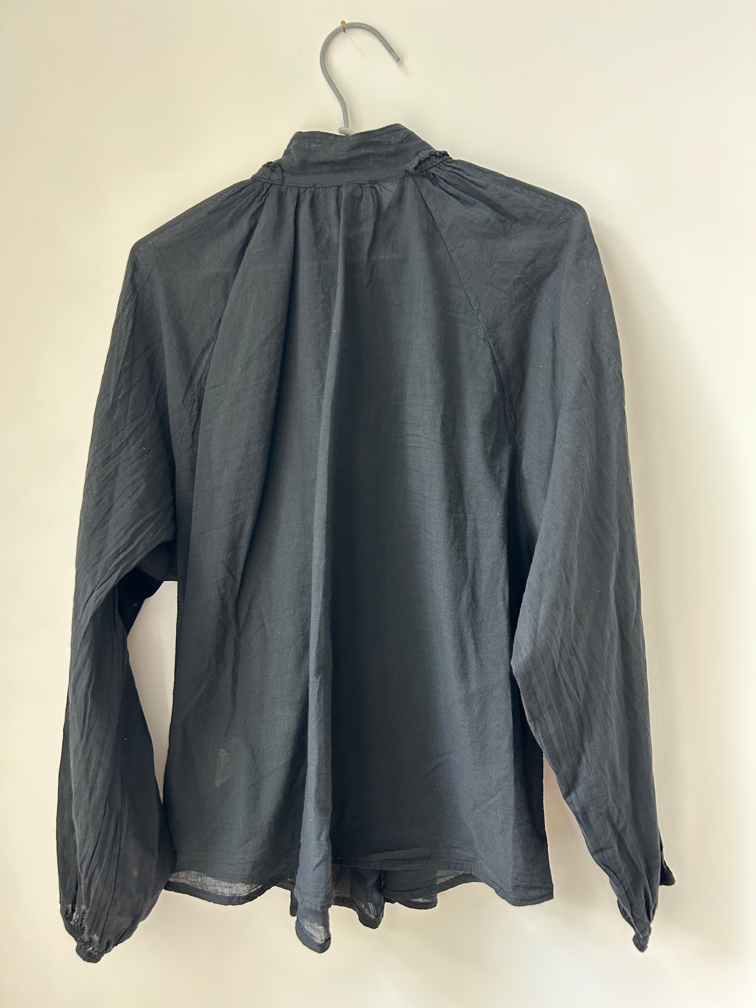 Baumwollbluse mit raffiniertem Kragen - schwarz