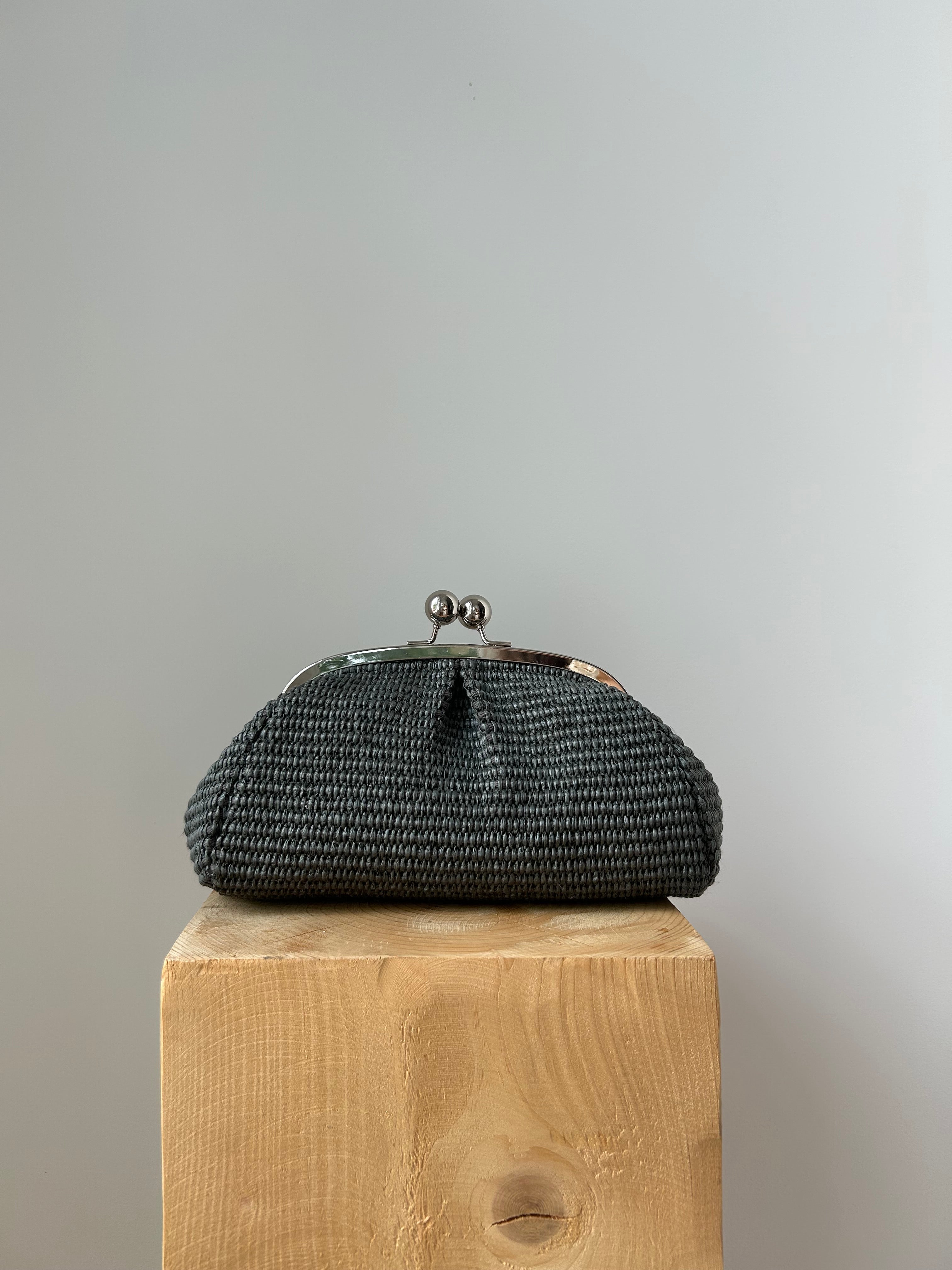 kleine Clutch im Raffia-Stil - silber / dunkelgrau