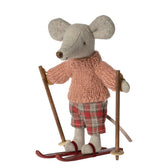 Wintermaus Große Schwester mit Ski