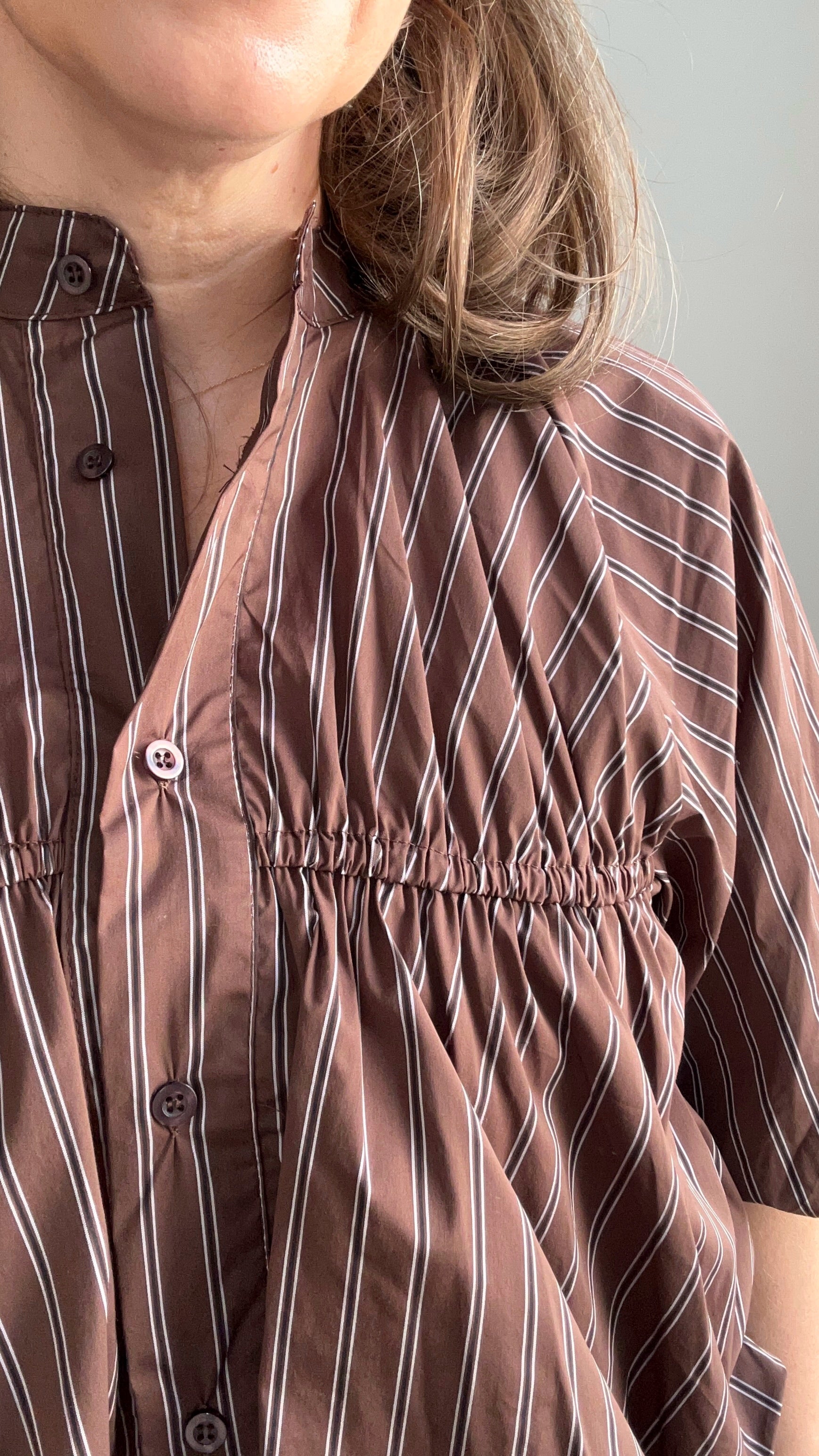Voluminöse Bluse mit Streifen - braun