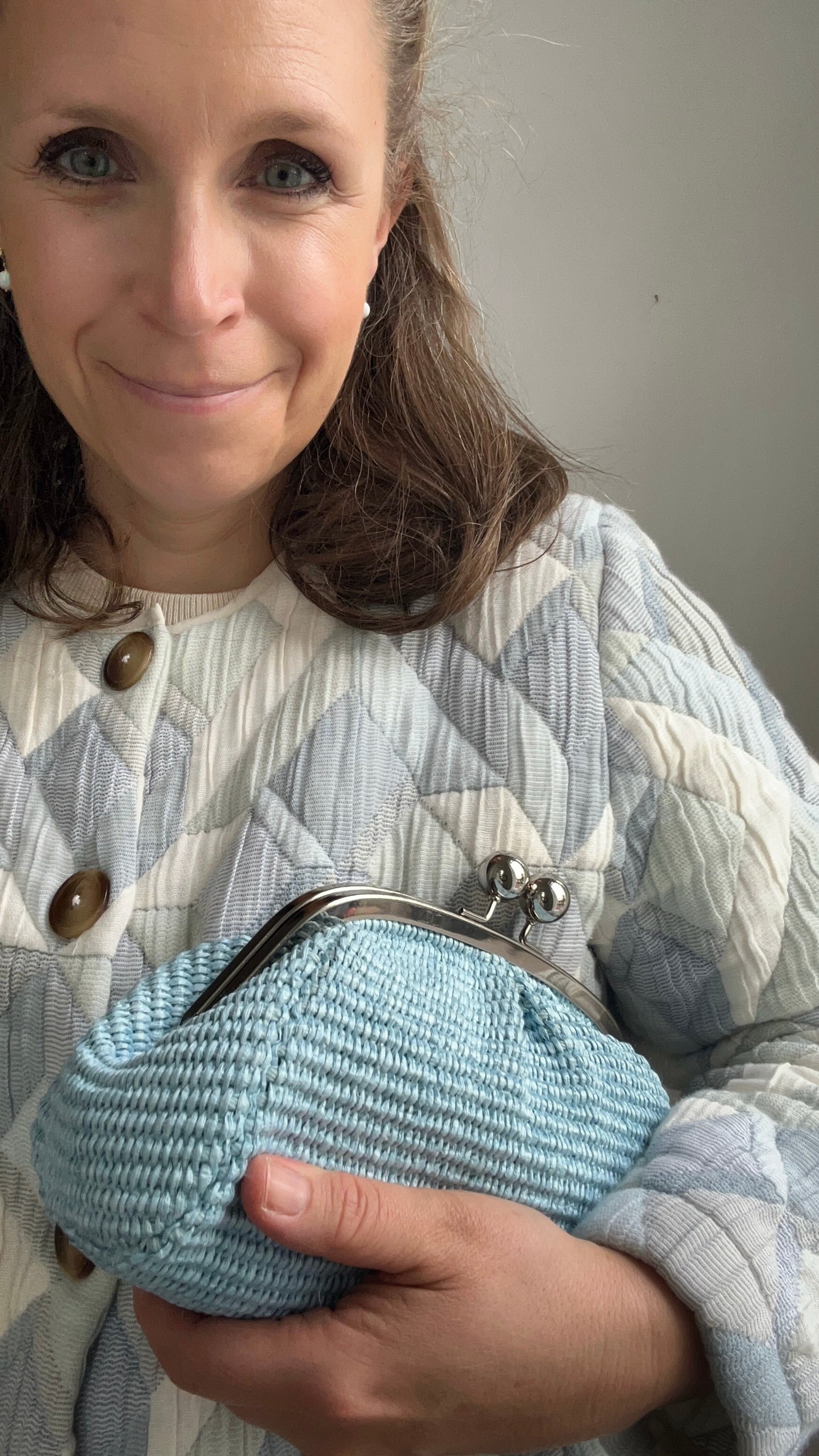 kleine Clutch im Raffia-Stil - hellblau