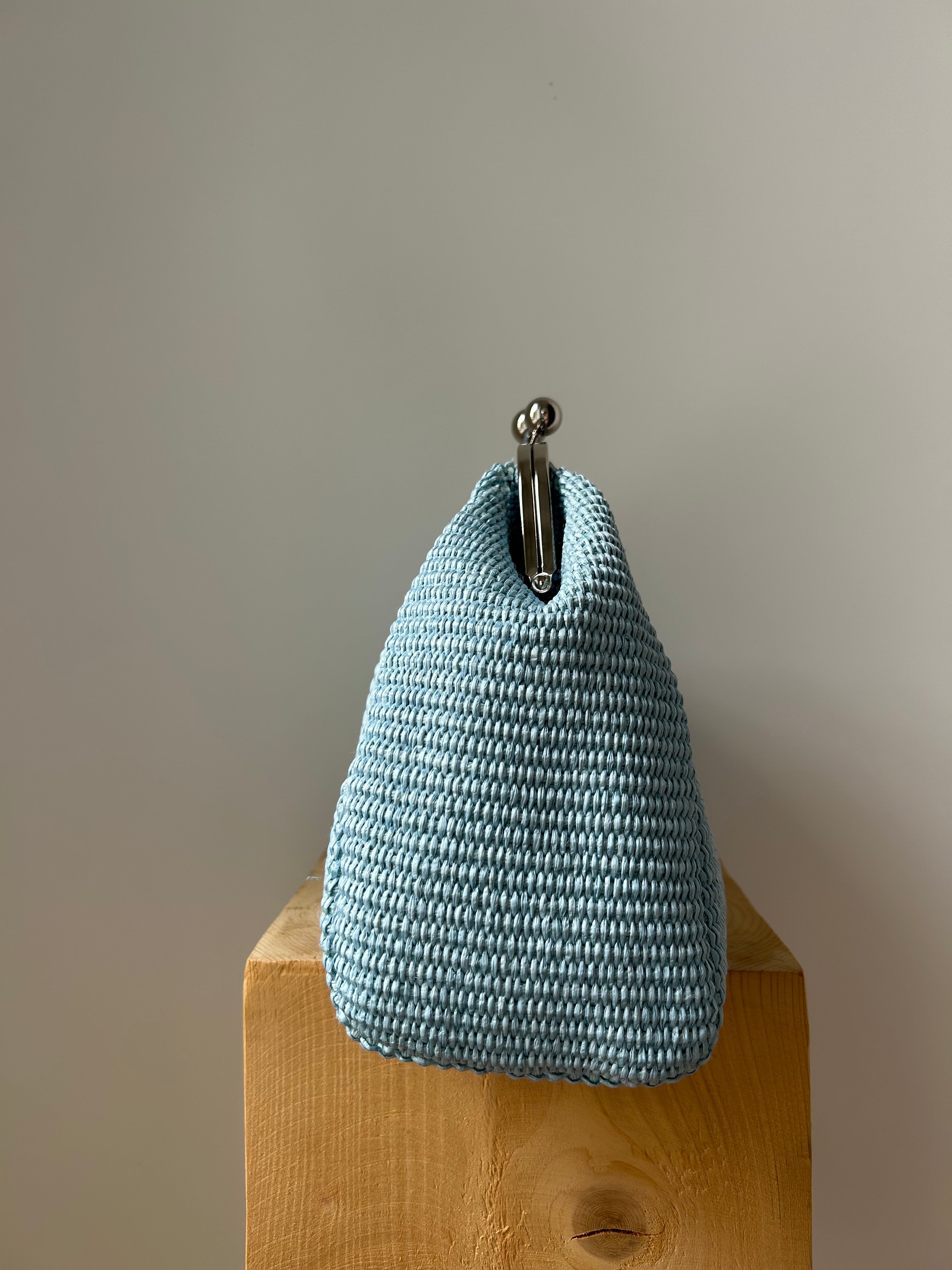 Große Clutch im Raffia-Stil - silber / hellblau