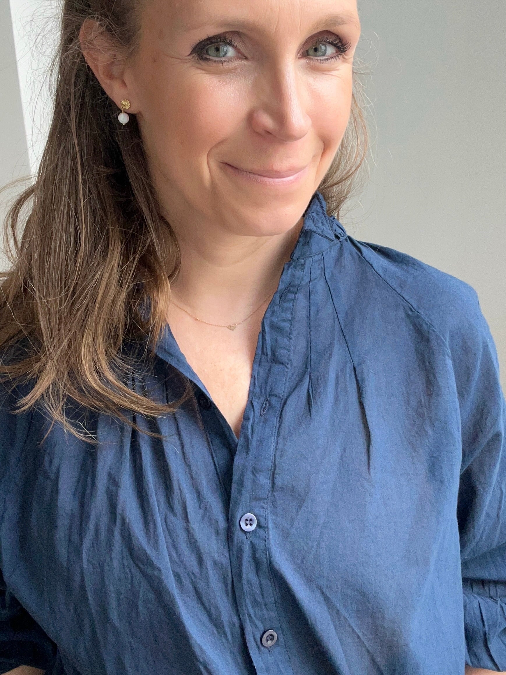 Baumwollbluse mit raffiniertem Kragen - dunkelblau