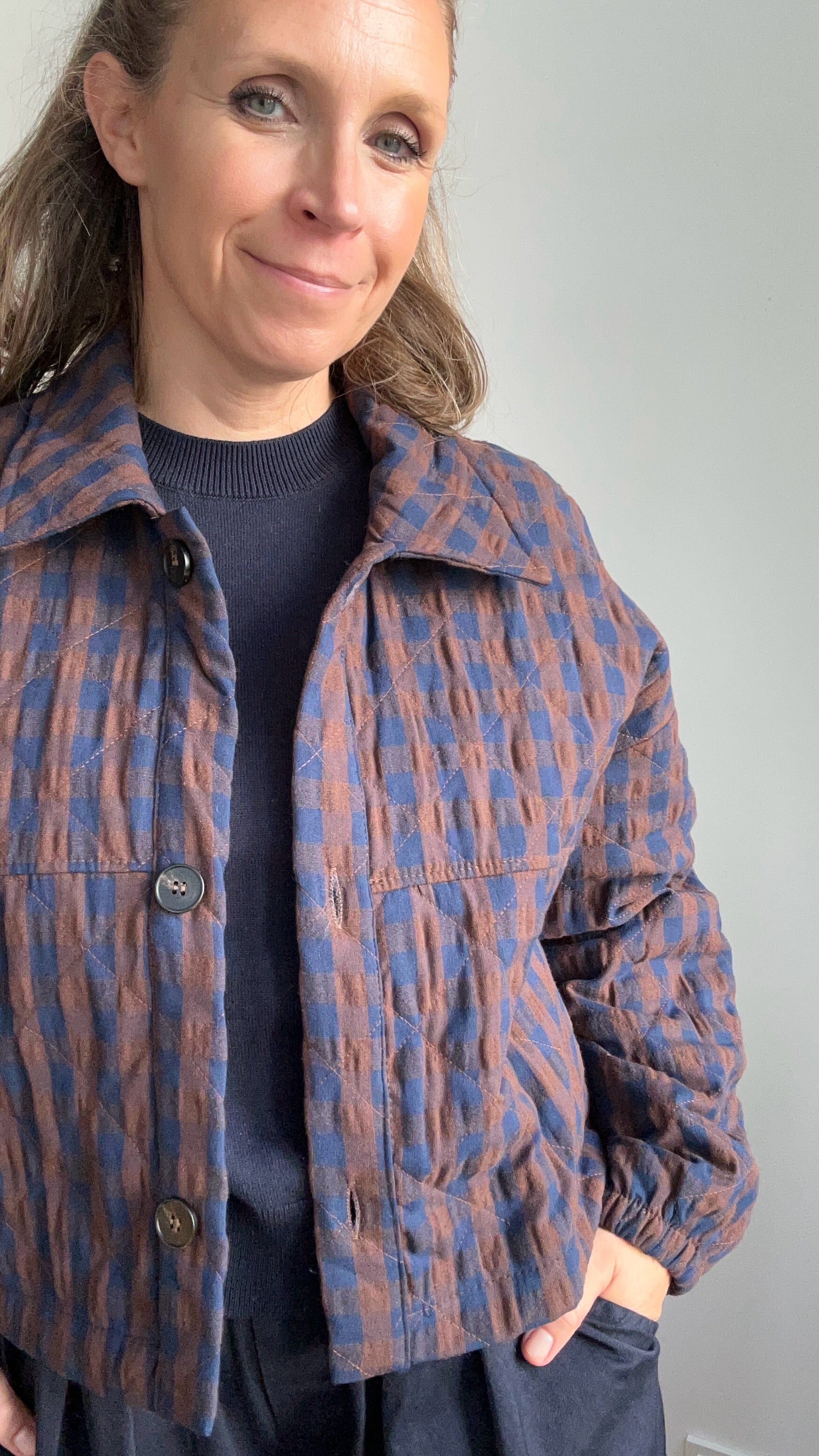 Kurze Herbstjacke kariert - Schokobraun und Blau