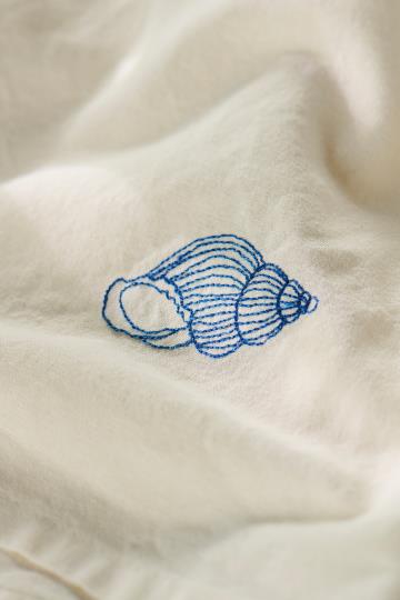 Stoffserviette Atlantis mit Muschel bestickt - Konchylie blau