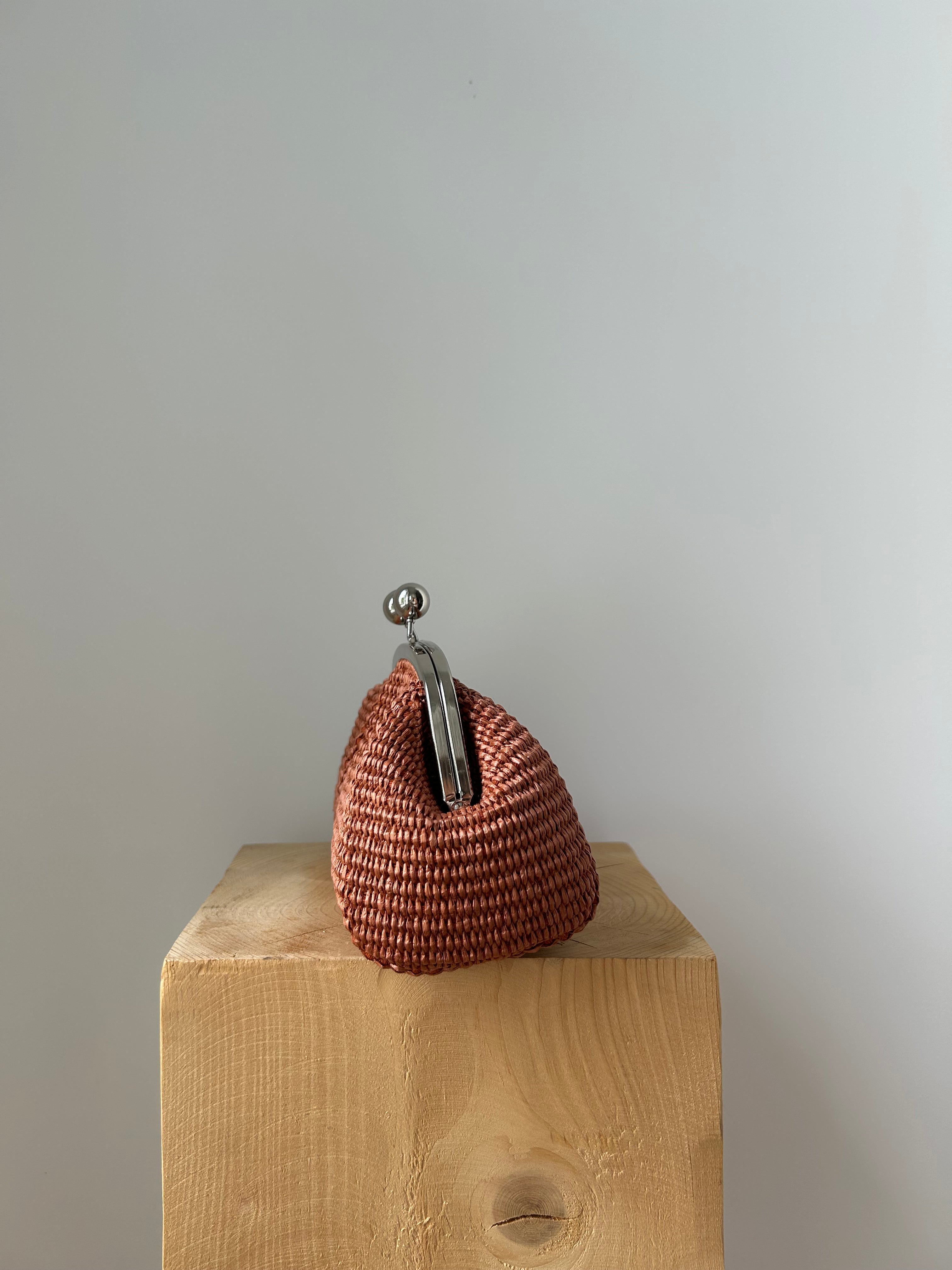kleine Clutch im Raffia-Stil - silber / terracotta