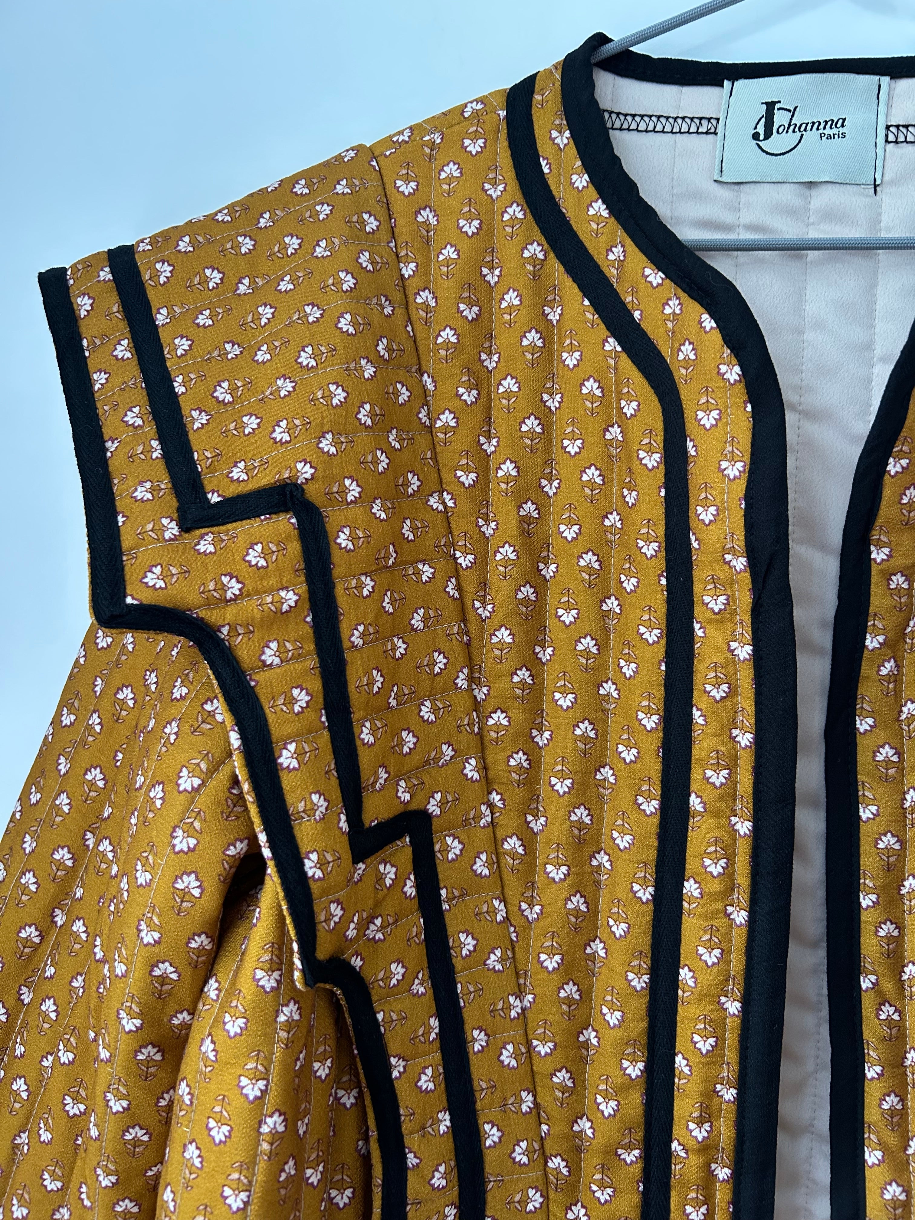 Gequiltete Jacke mit Blümchenmuster - Ocker