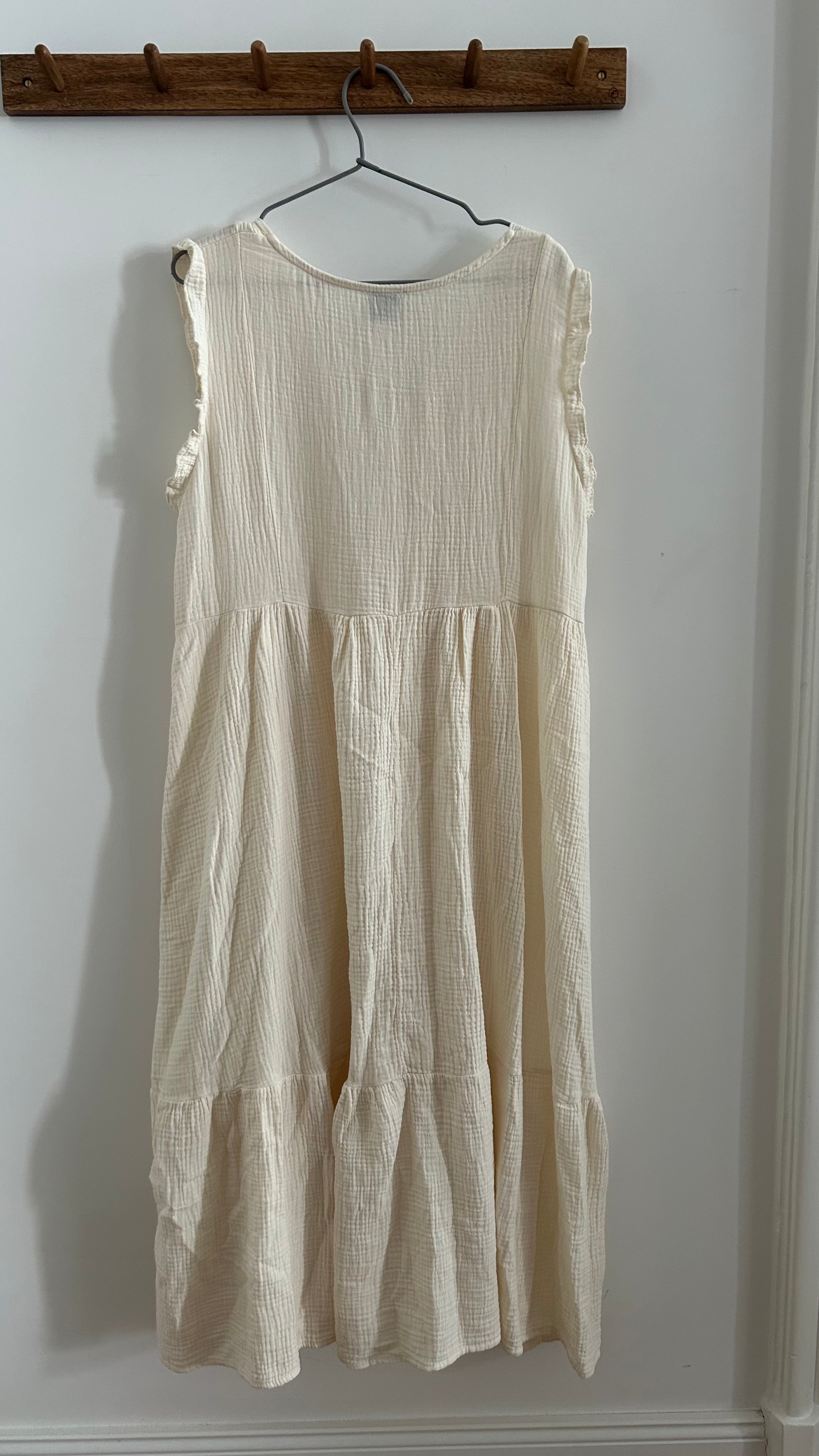 Ärmelloses Kleid mit Empireschnitt - creme