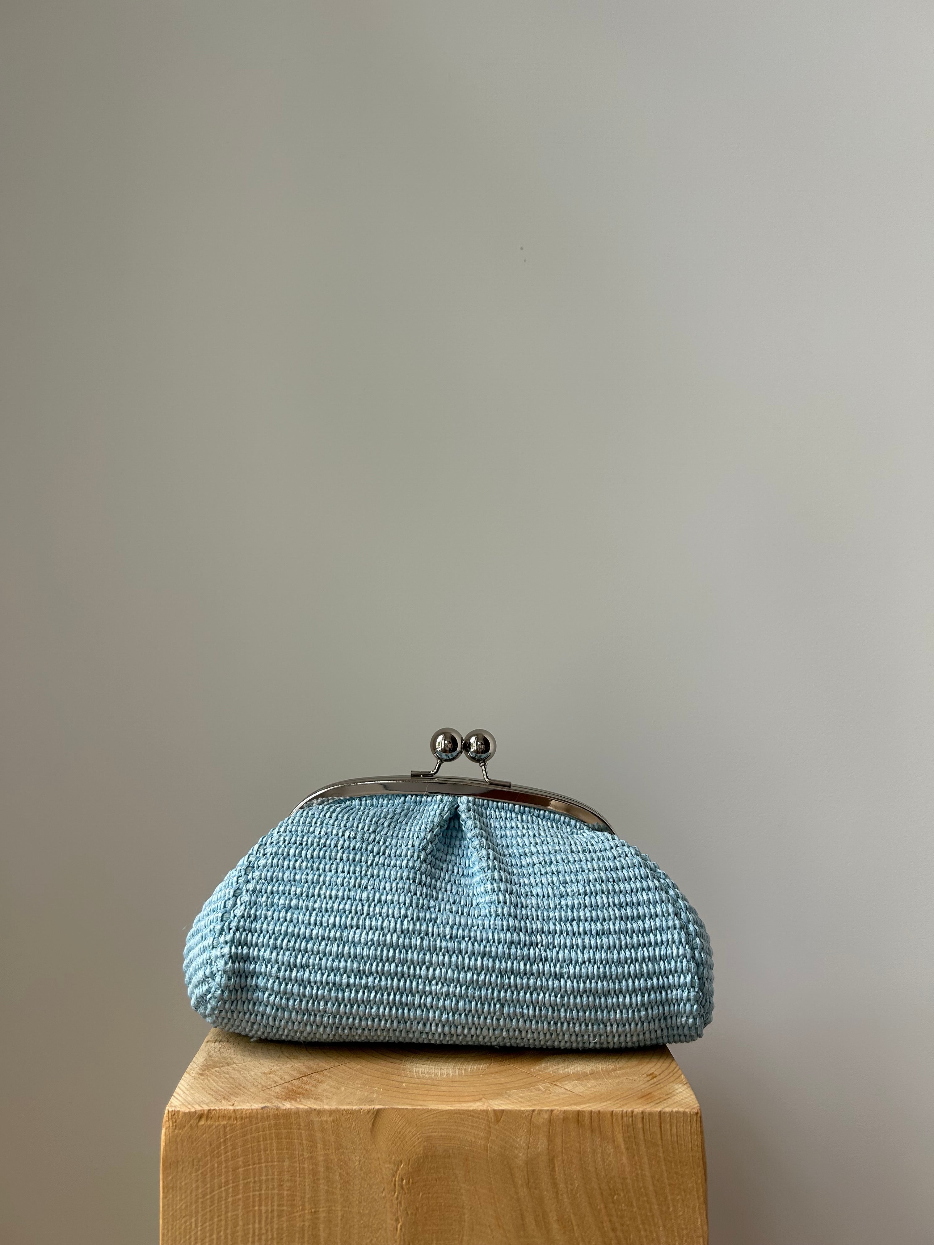 kleine Clutch im Raffia-Stil - hellblau