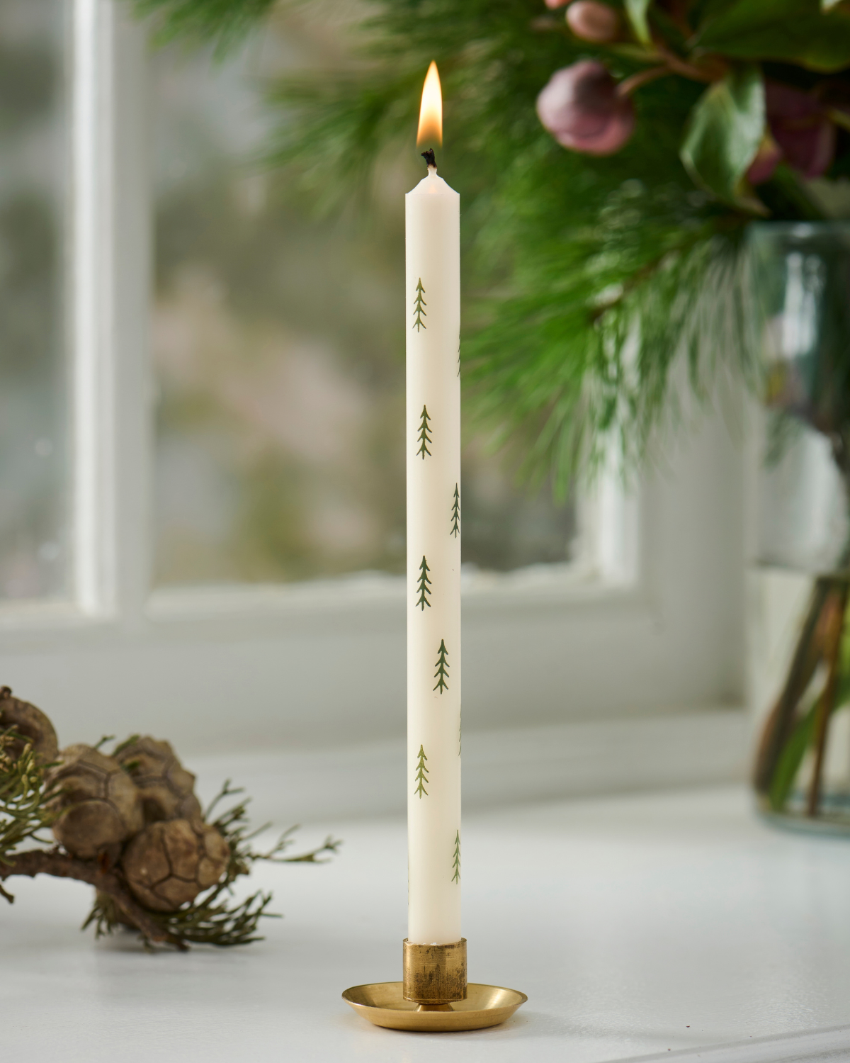 Dünne hohe Kerze mit Tannenbäumen (20 cm)