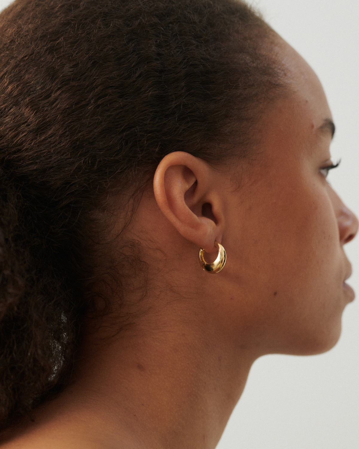 Ohrringe Mini Globe Huggies - gold