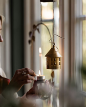 Hängendes Windlicht Haus – Messing