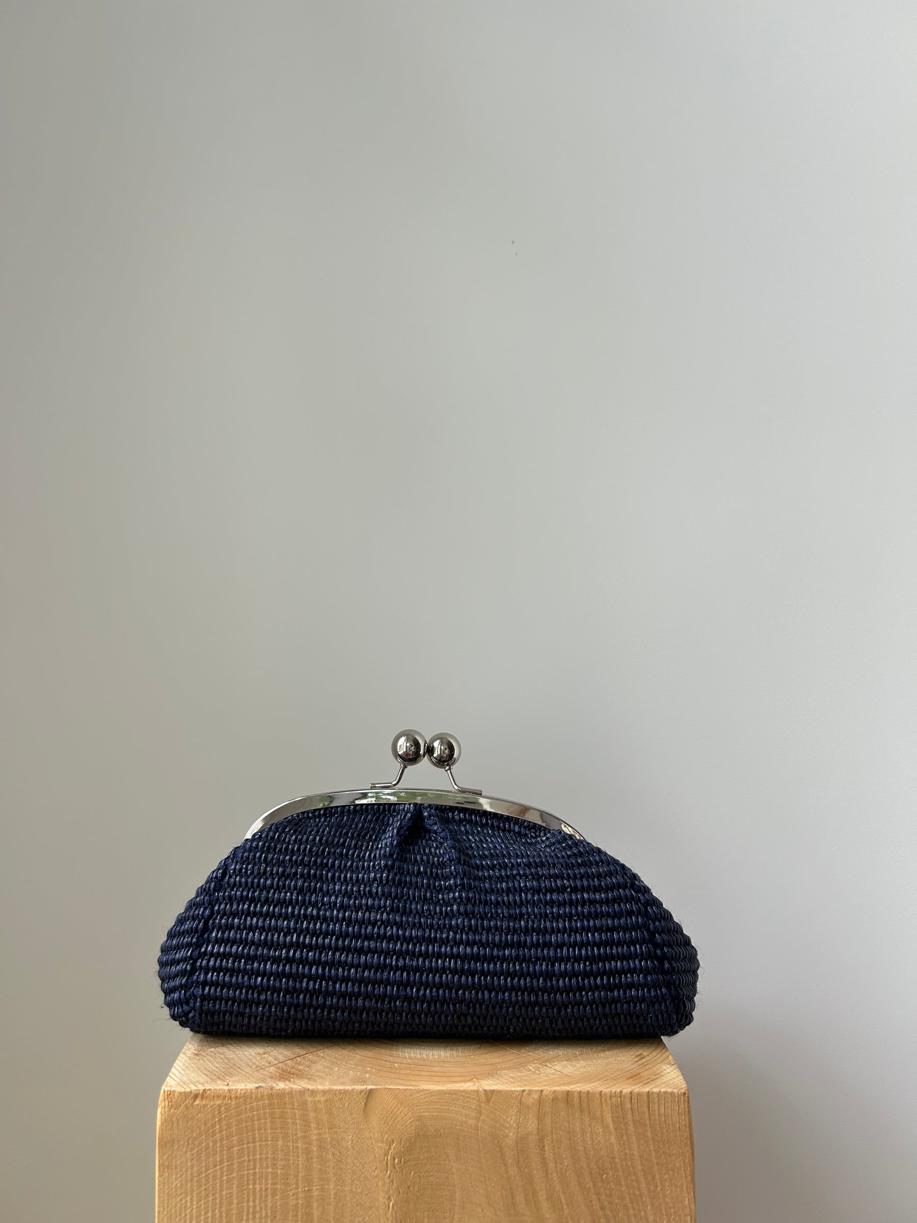 kleine Clutch im Raffia-Stil - silver / dunkelblau