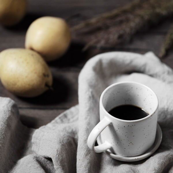 Tasse mit Untersetzer - weiß gesprenkelt