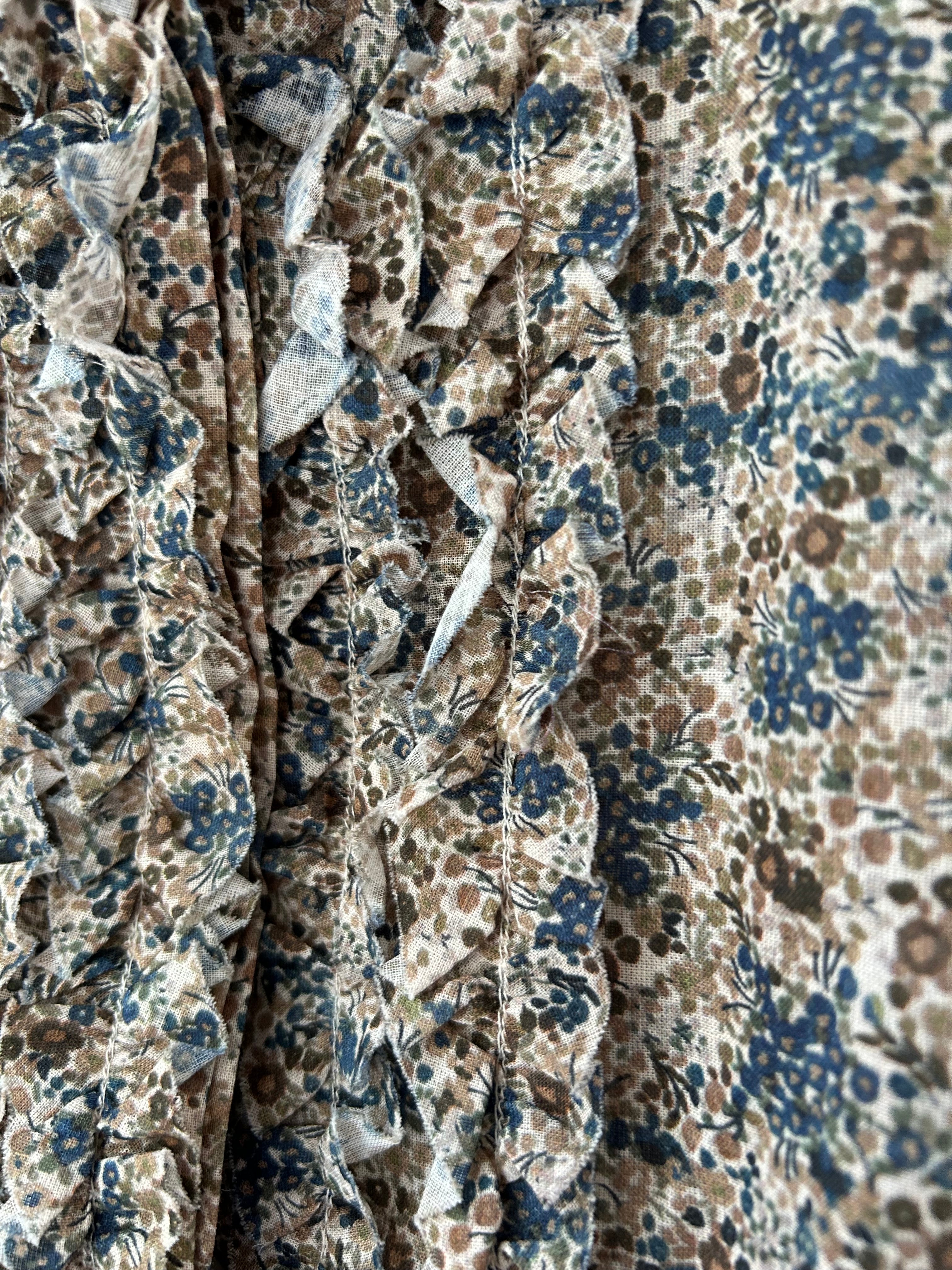 Blümchen-Bluse mit Rüschen - grau-blau