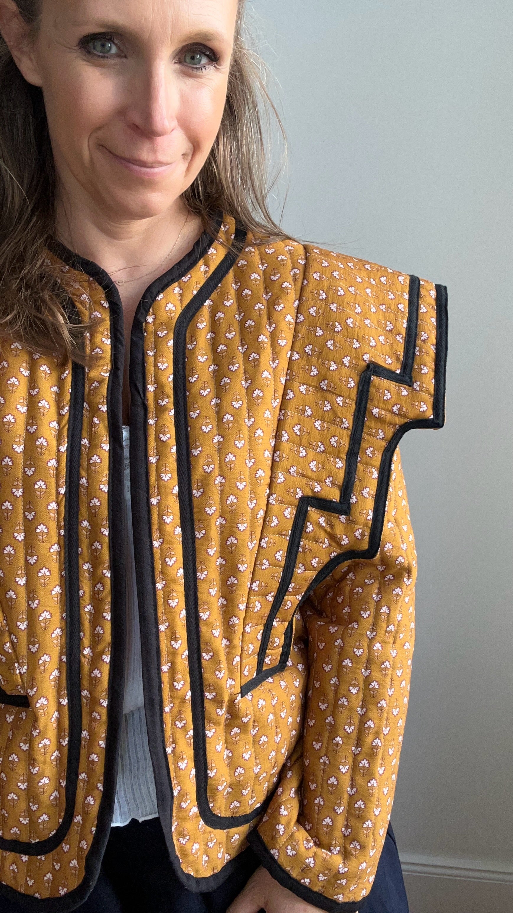 Gequiltete Jacke mit Blümchenmuster - Ocker
