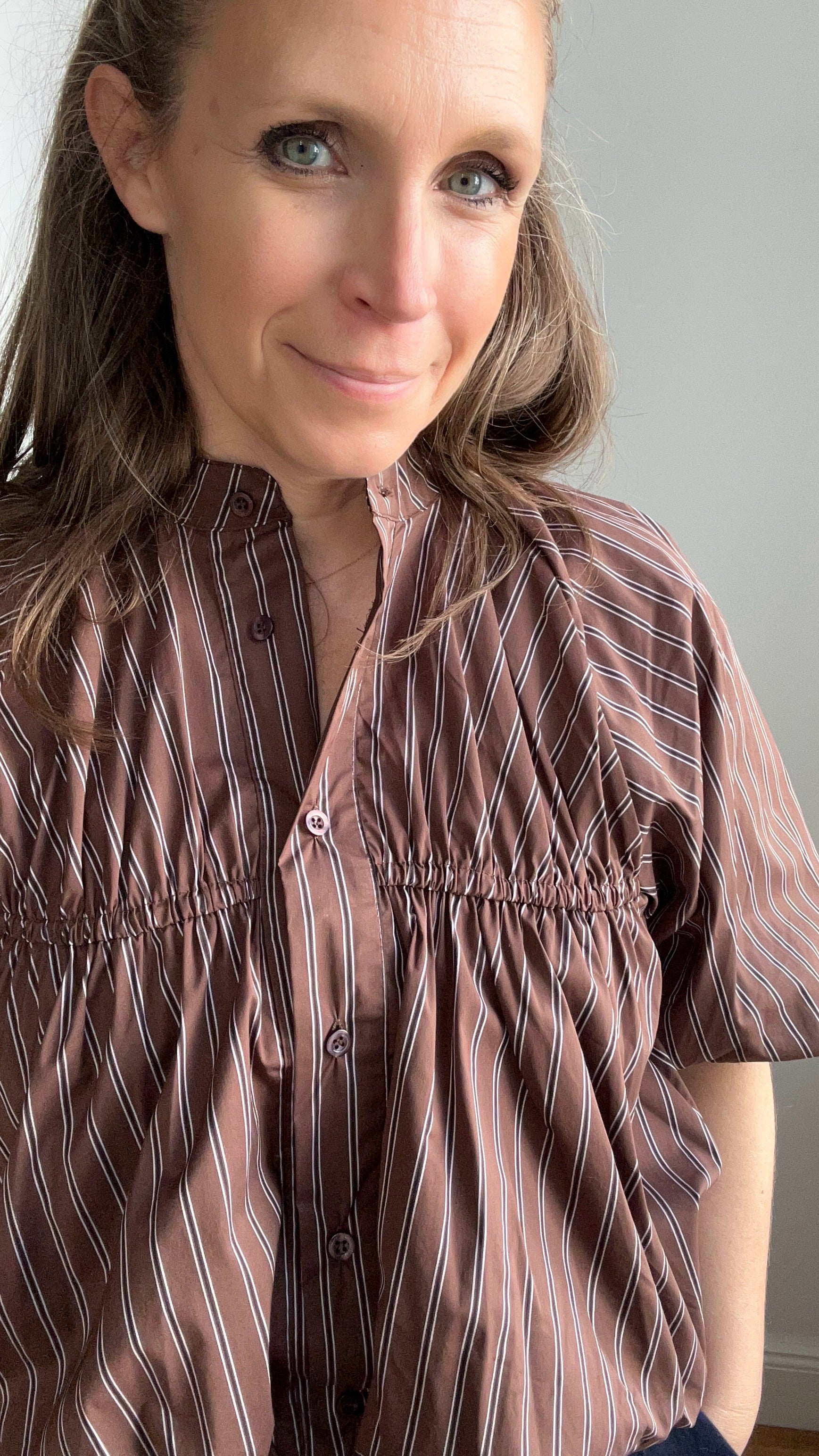 Voluminöse Bluse mit Streifen - braun