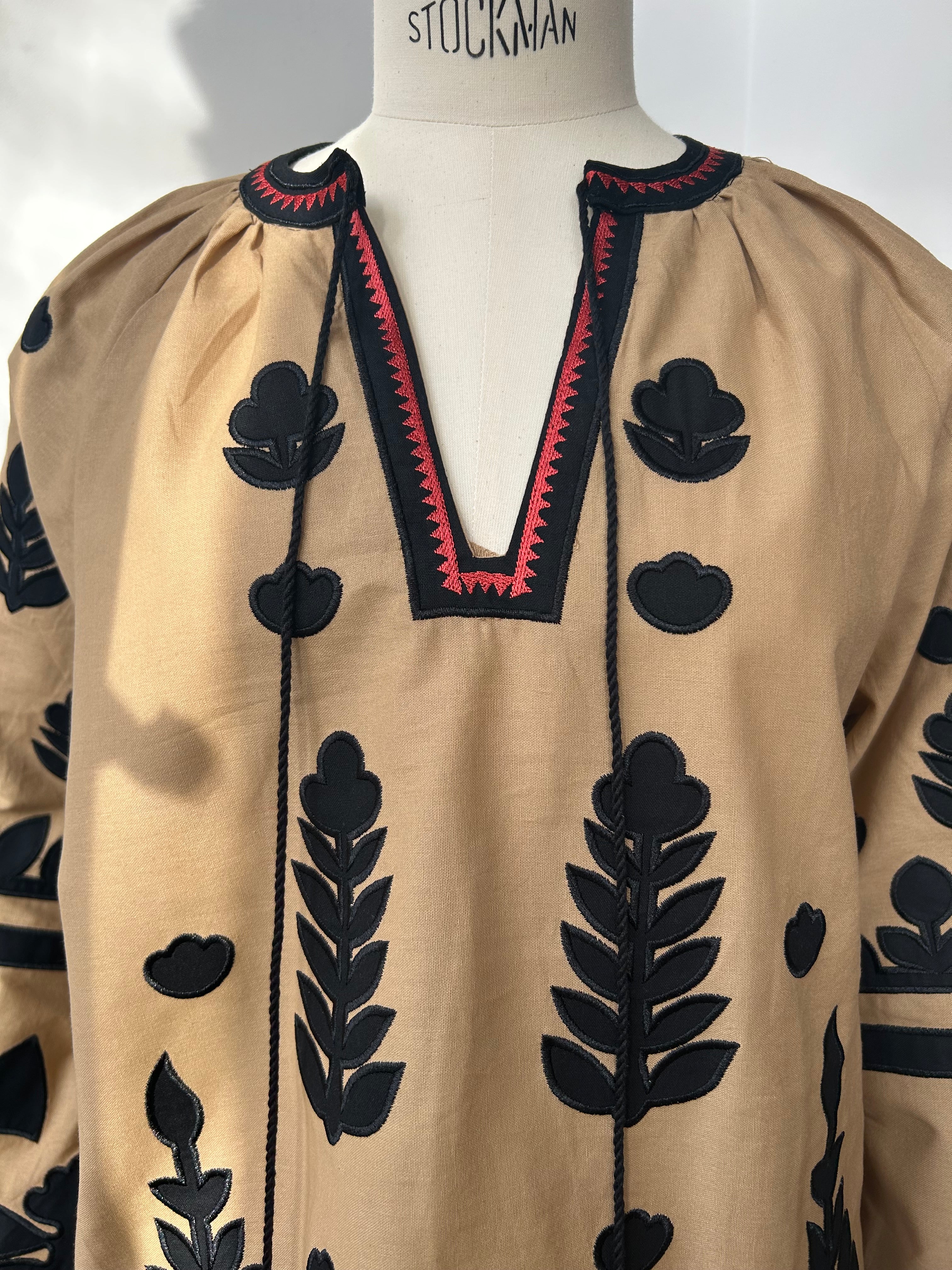 Tunika mit Stickerei - beige