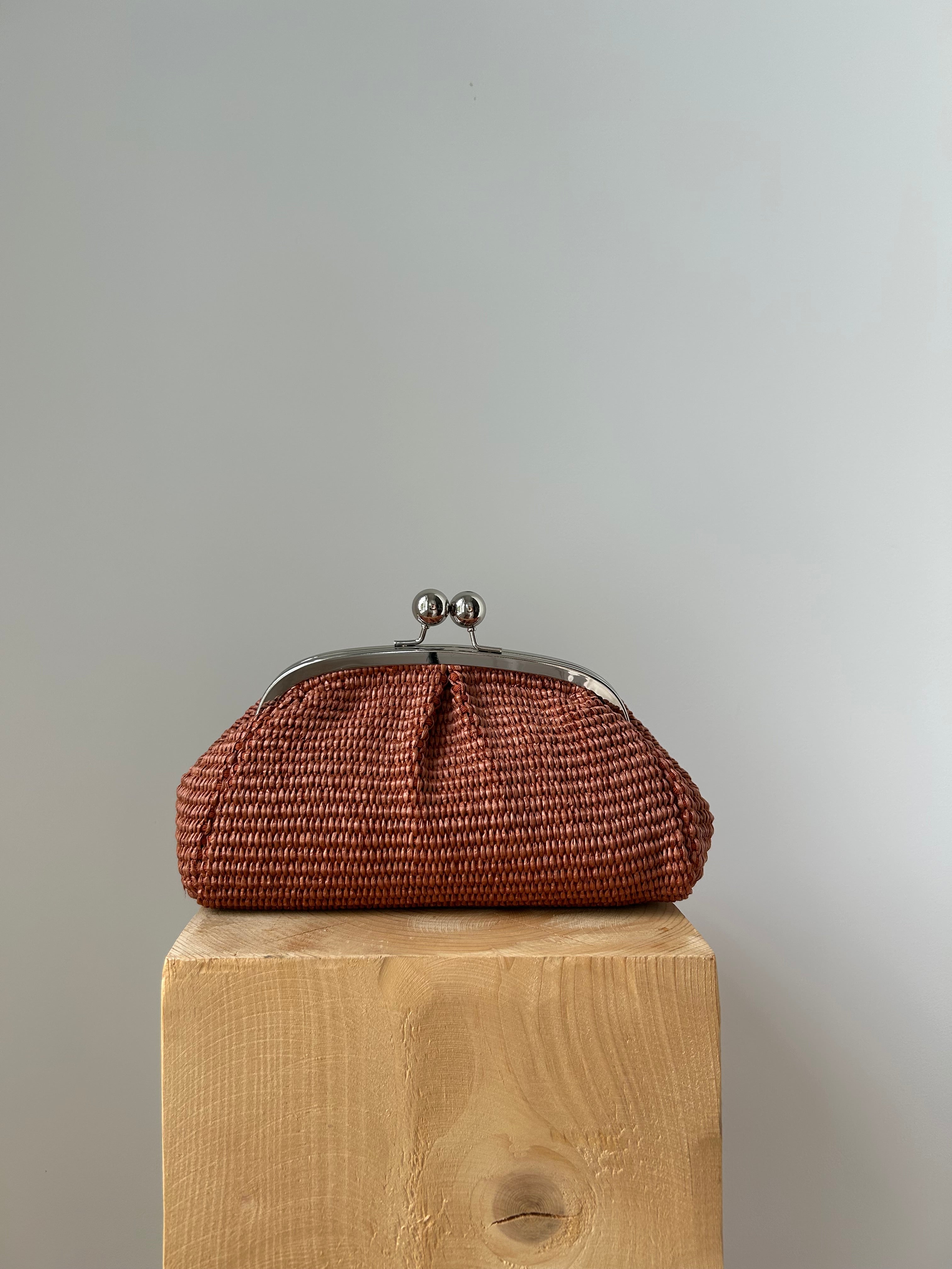 kleine Clutch im Raffia-Stil - silber / terracotta
