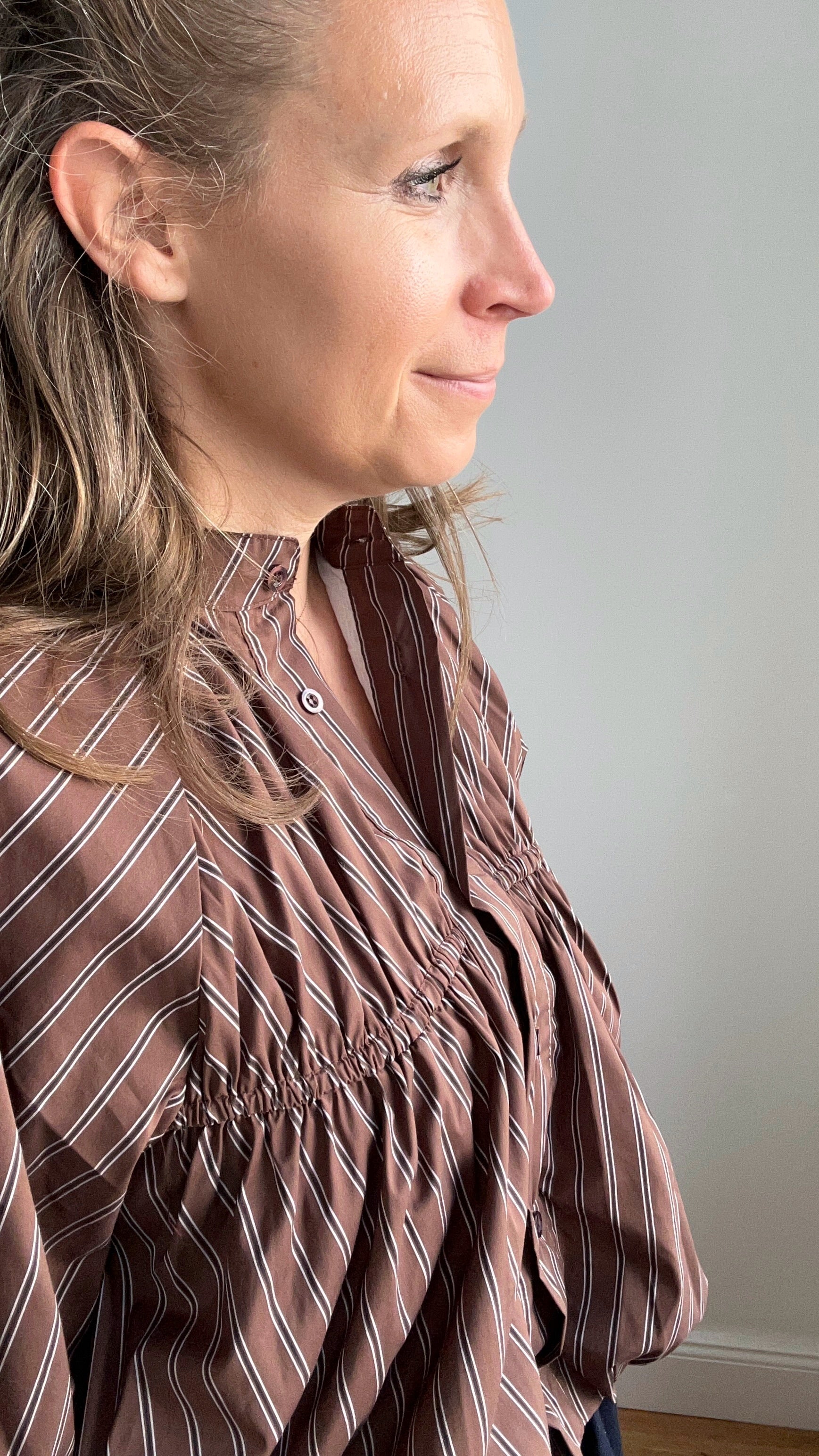 Voluminöse Bluse mit Streifen - braun