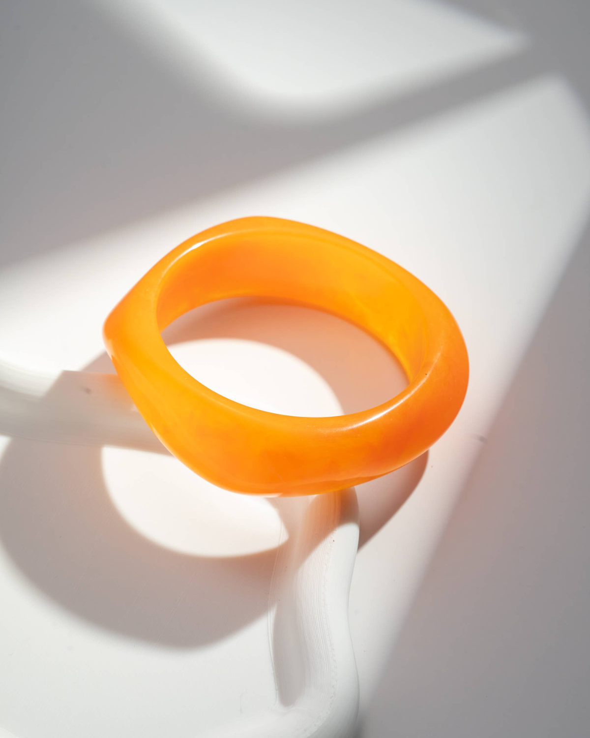 Armreif aus Harz mit Marmoroptik - Orange