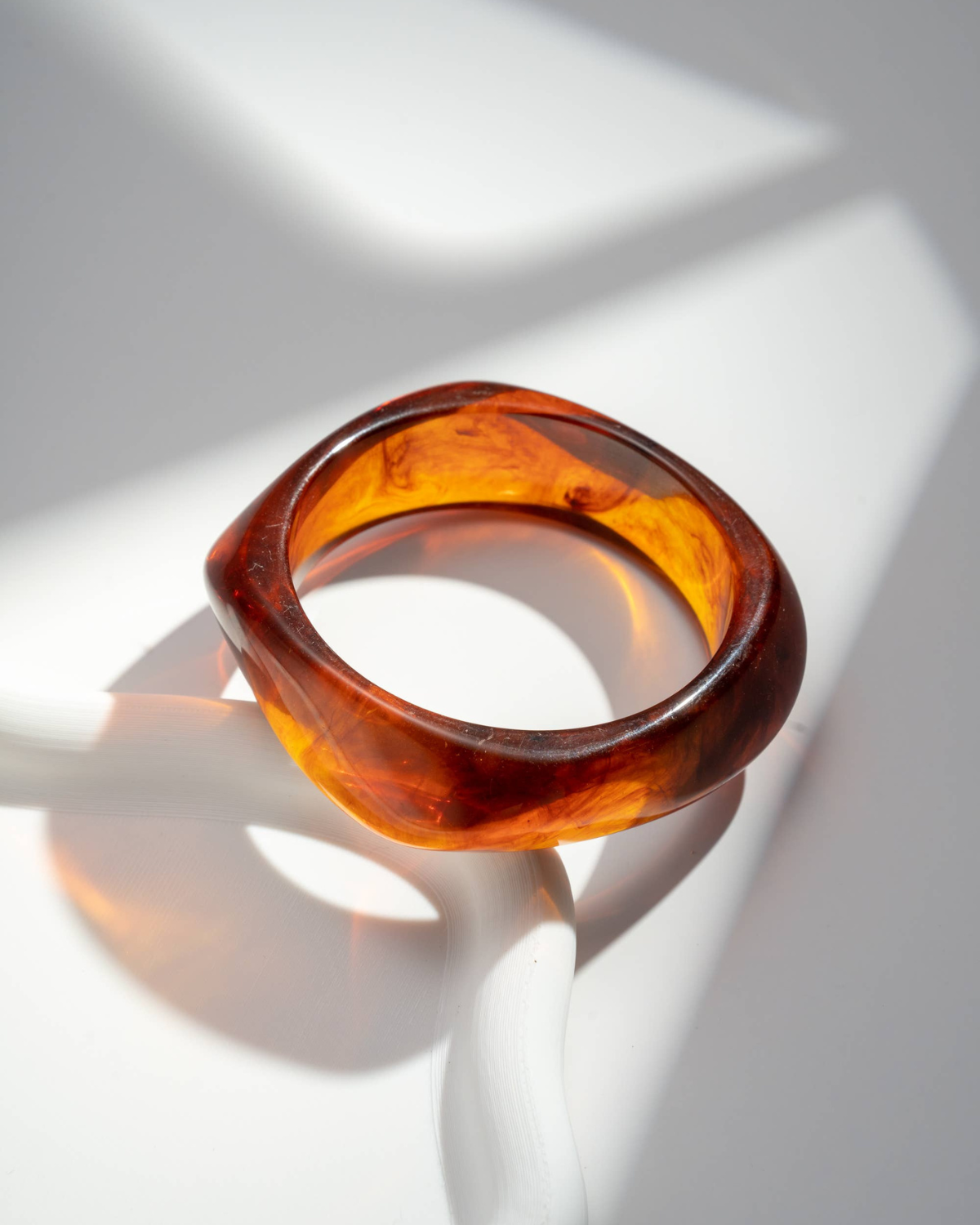 Armreif aus Harz mit Marmoroptik - Chocolat