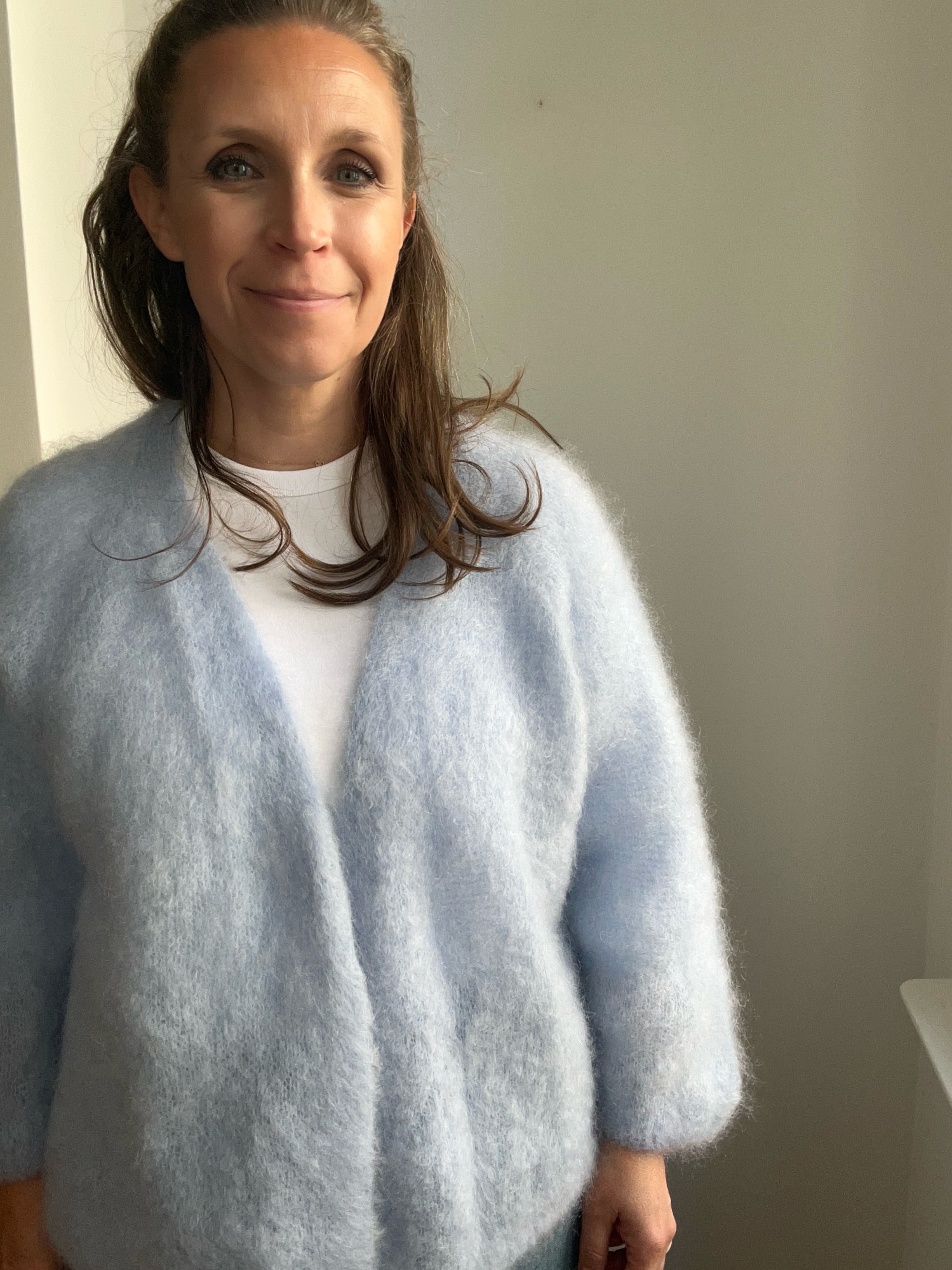Kuschelweiche Strickjacke aus Mohair - Eisblau