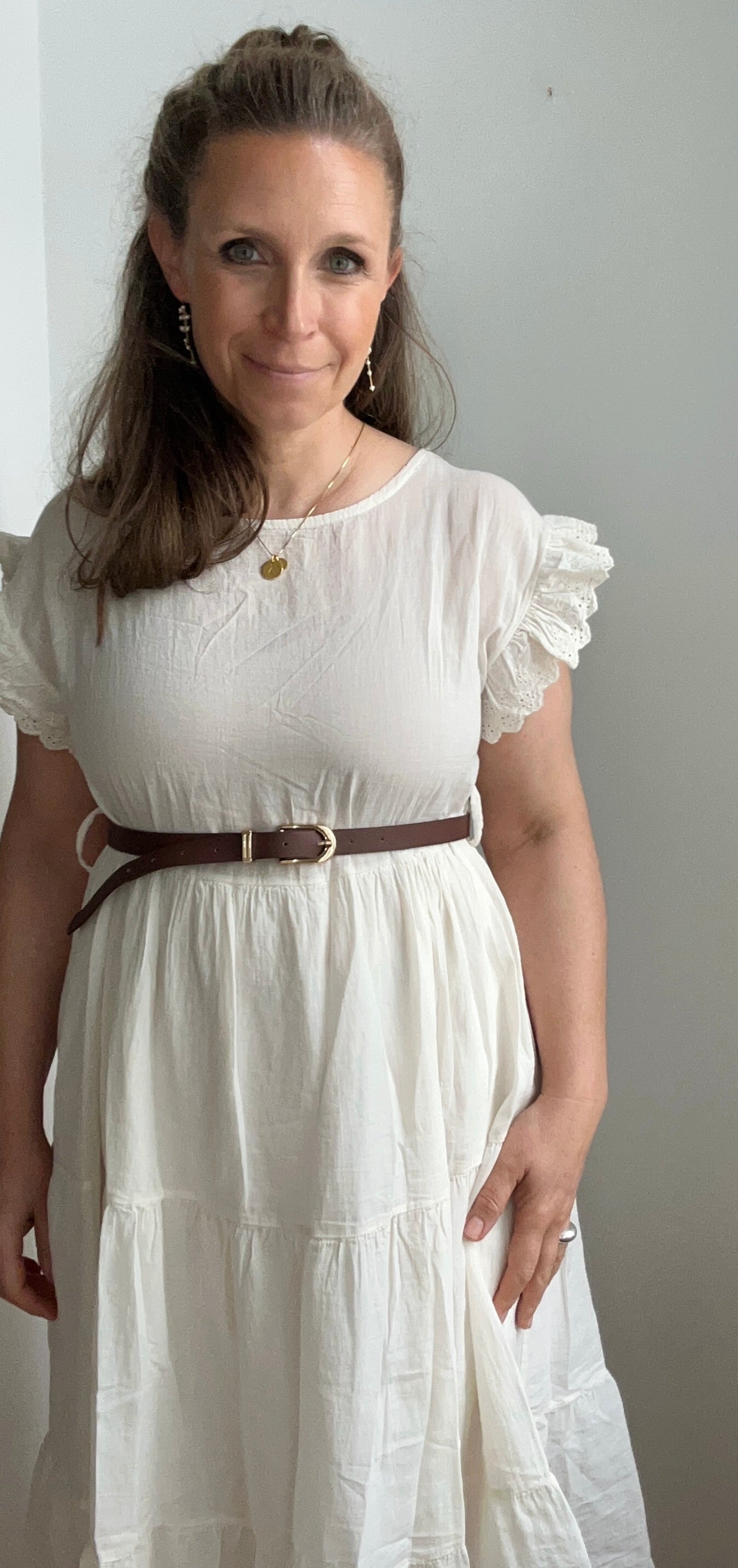 Romantisches Kleid mit Gürtel - creme