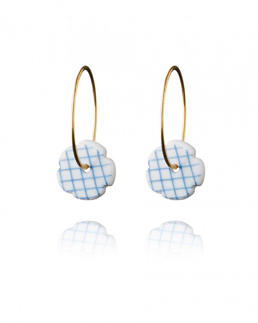 Ohrringe mit karierten Porzellanblumen - gold