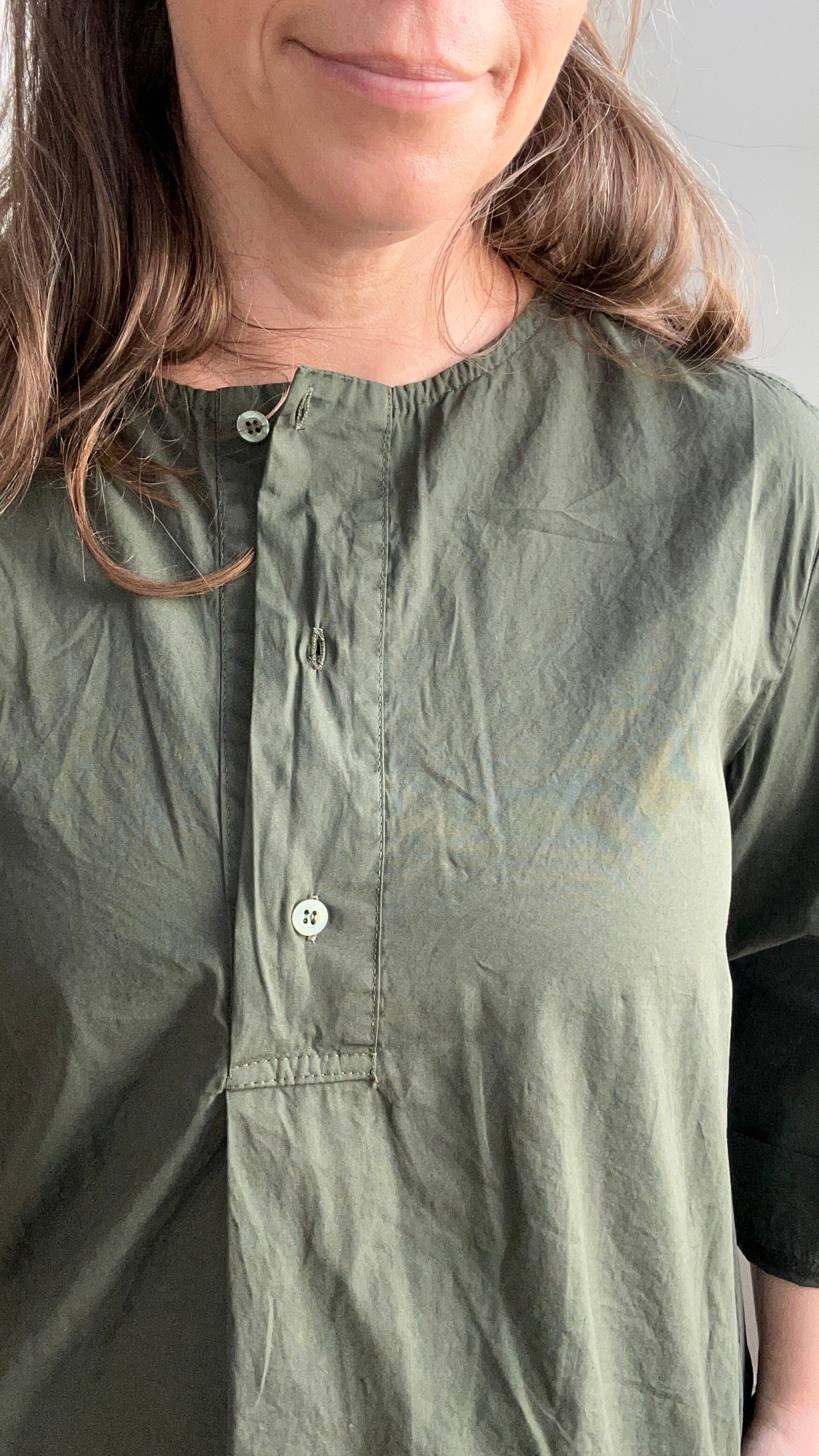 Schlichte Bluse mit Knopfleiste - dunkelgrün
