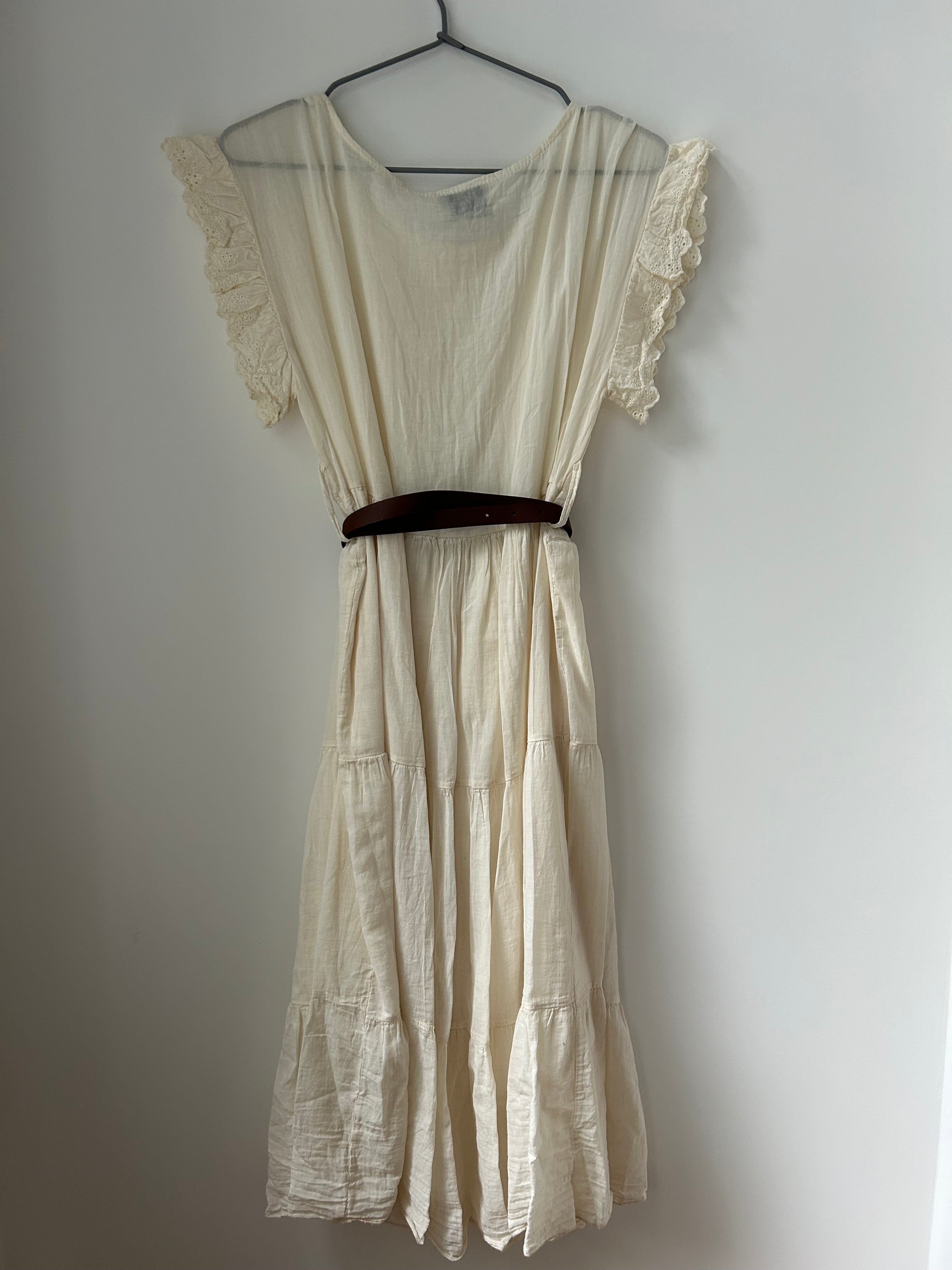 Romantisches Kleid mit Gürtel - creme