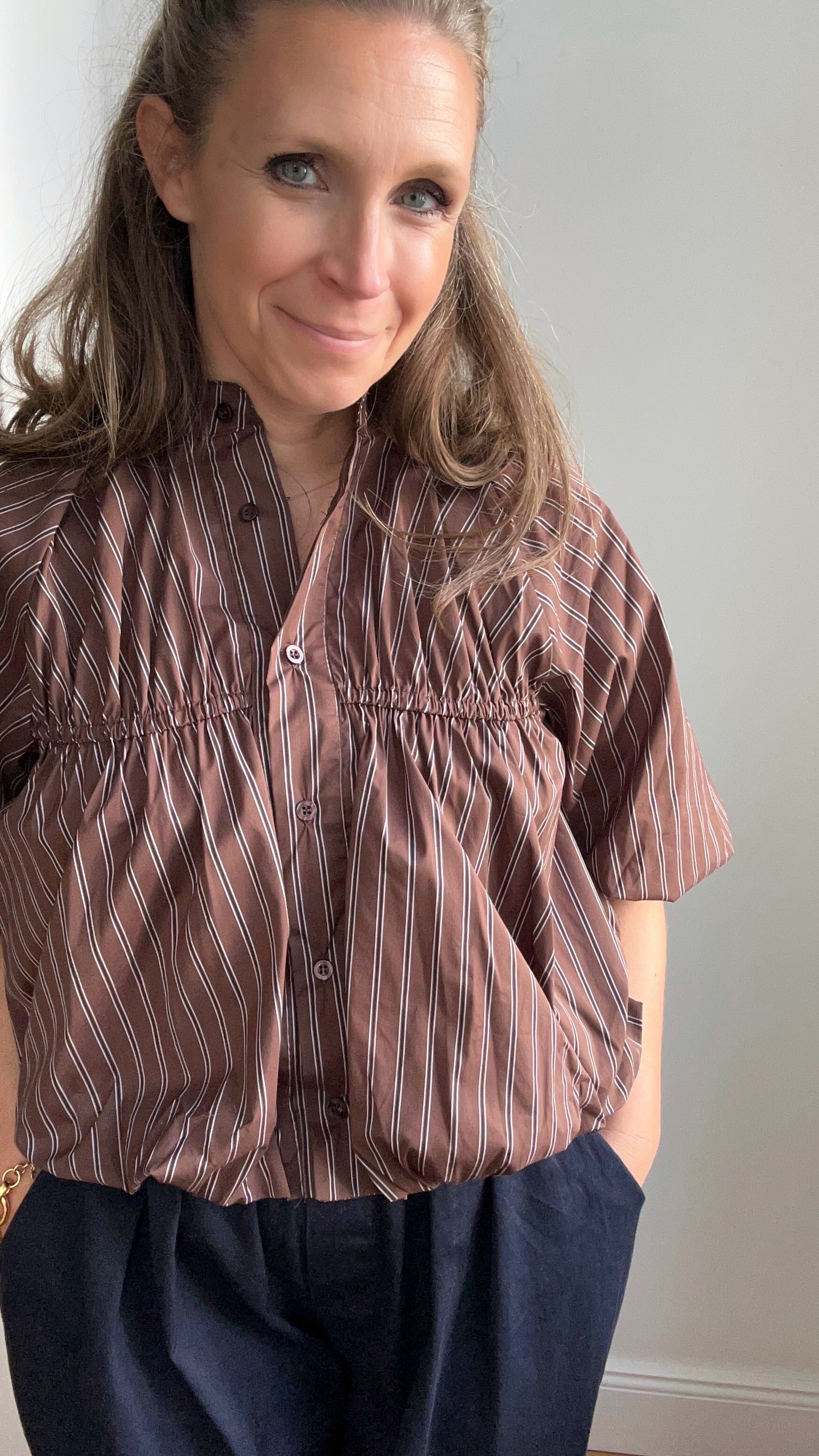 Voluminöse Bluse mit Streifen - braun