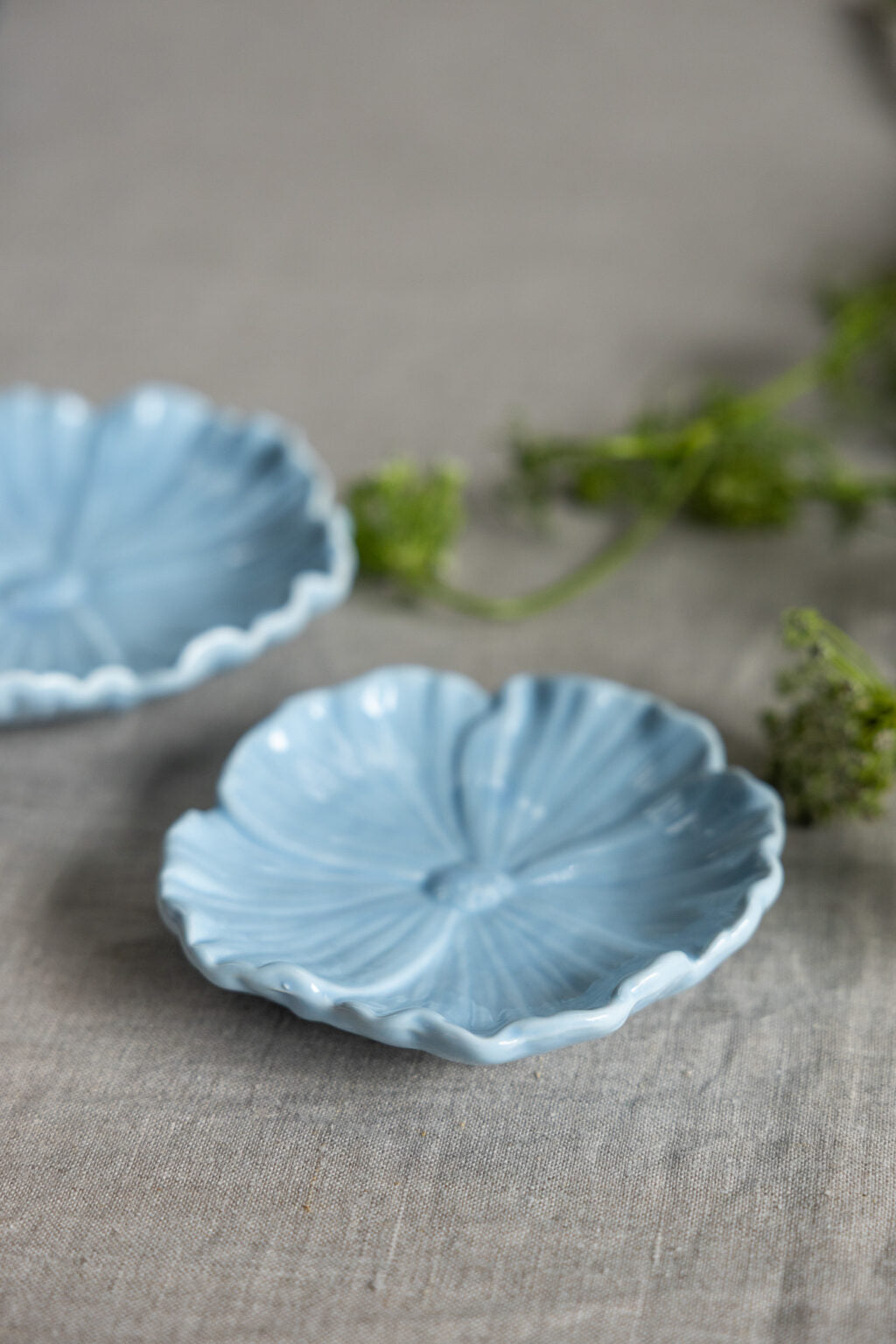 Kleine Schale in Blumenform - Hellbau