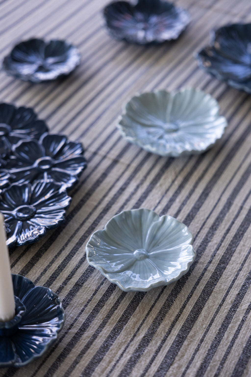 Kleine Schale in Blumenform - Hellbau