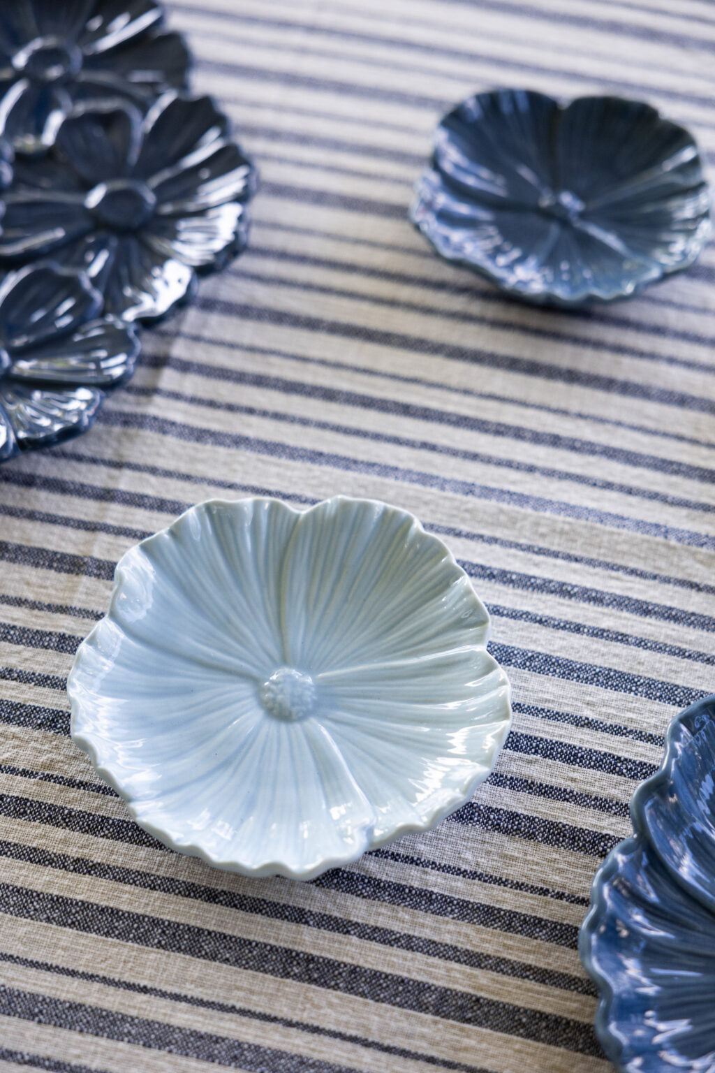 Kleine Schale in Blumenform - Hellbau