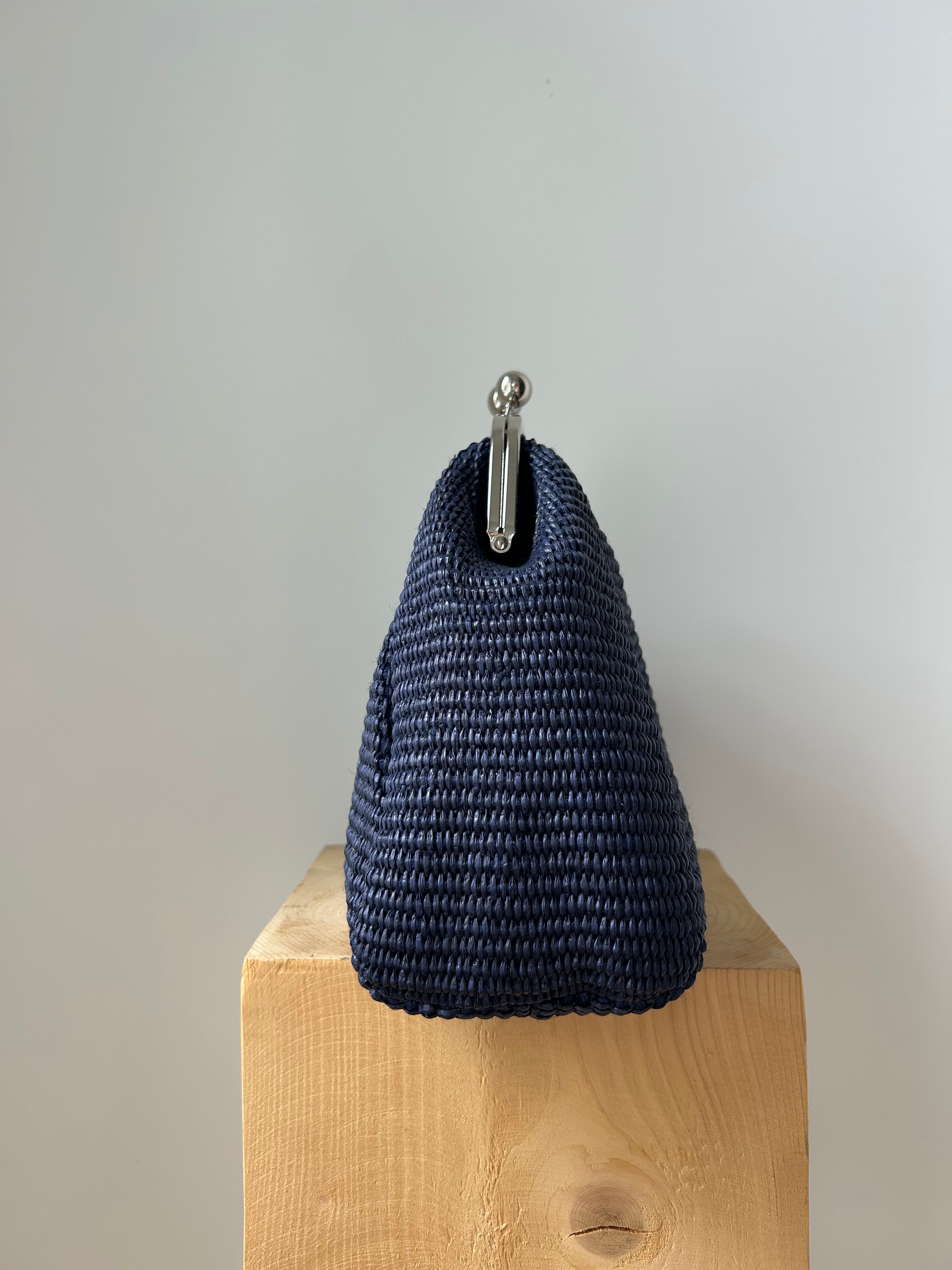 Große Clutch im Raffia-Stil - silber / dunkelblau