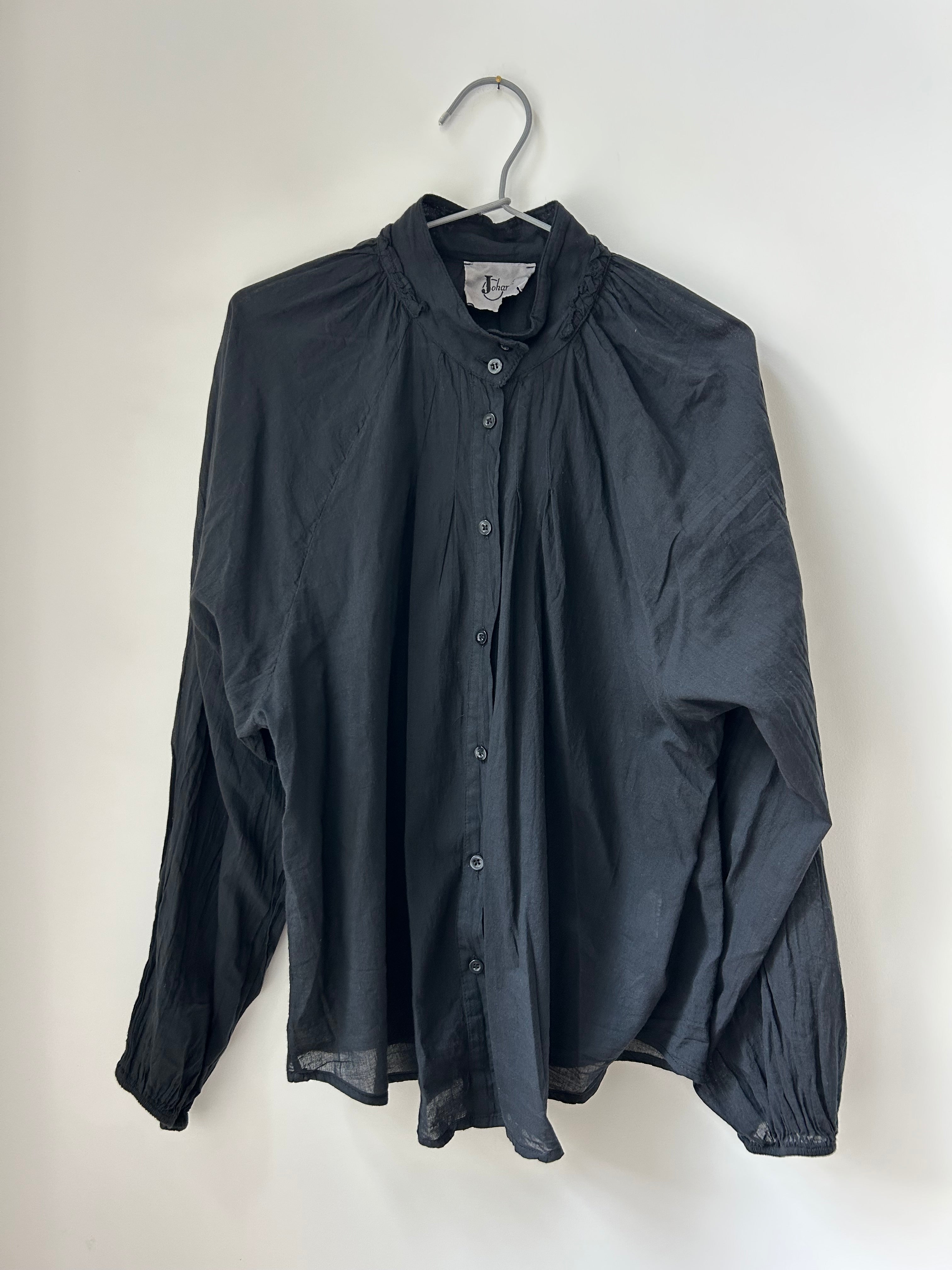 Baumwollbluse mit raffiniertem Kragen - schwarz