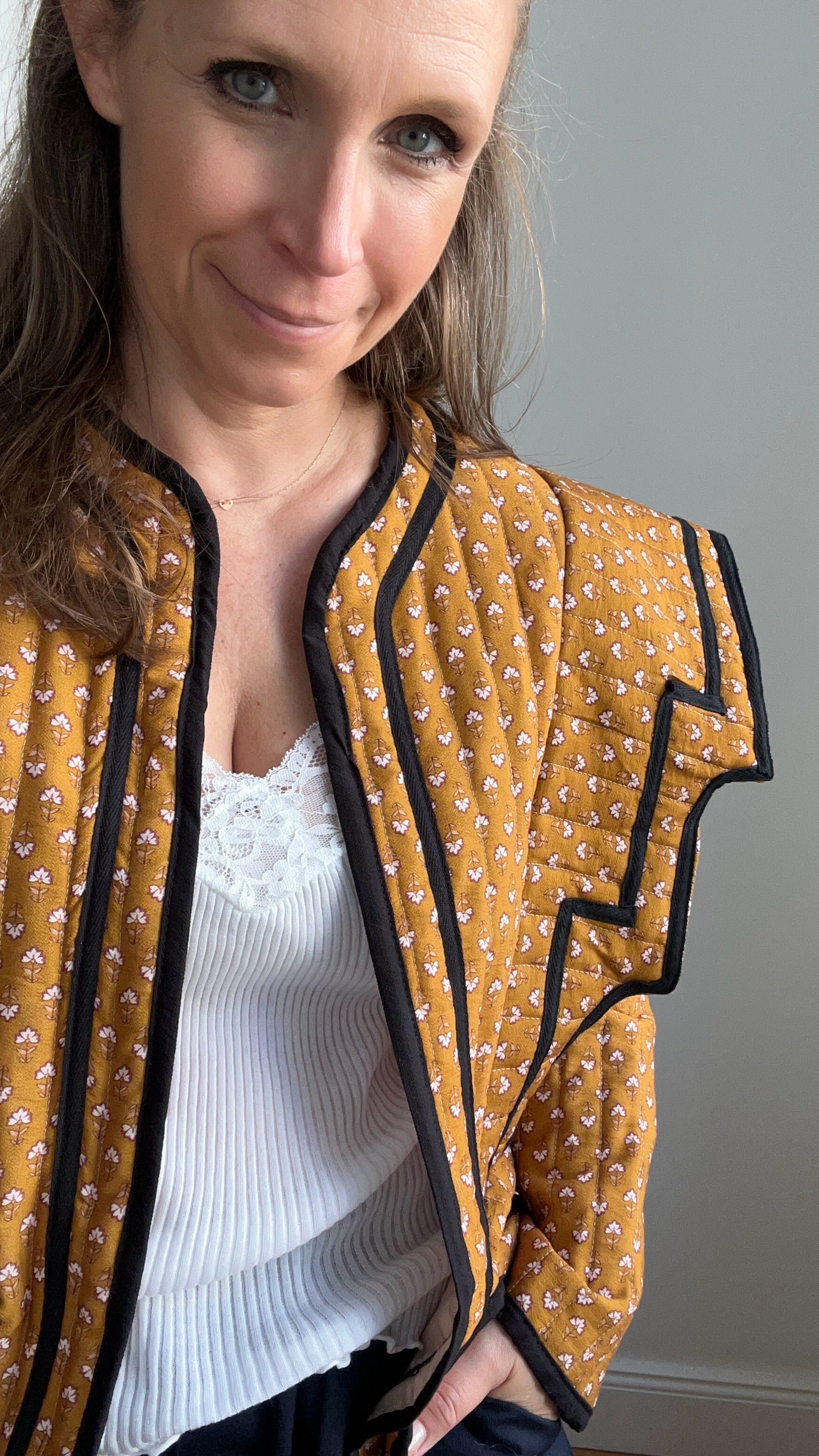 Gequiltete Jacke mit Blümchenmuster - Ocker